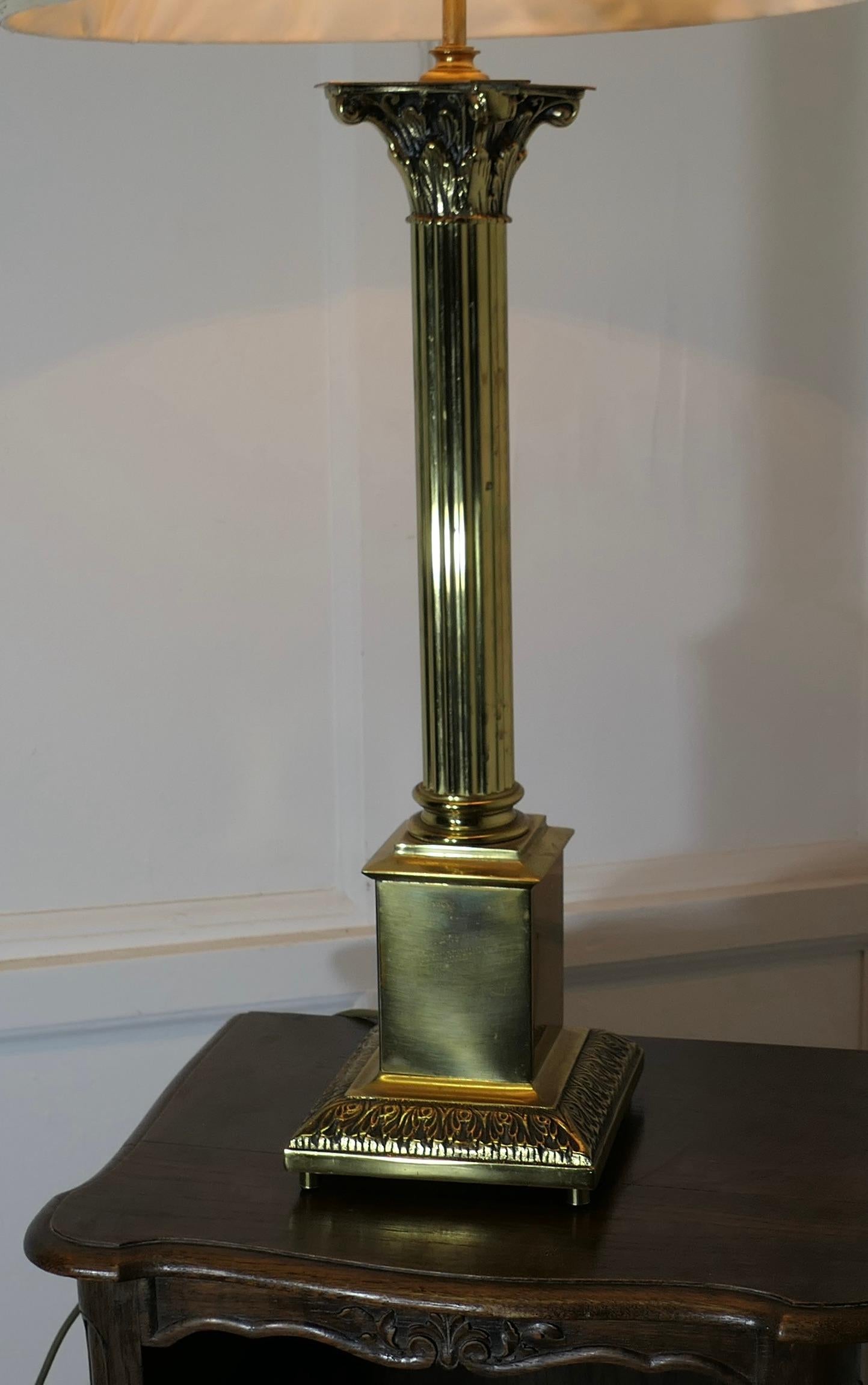 Milieu du XXe siècle Grande lampe de bureau à colonne corinthienne en laiton  C'est une pièce très attrayante en vente