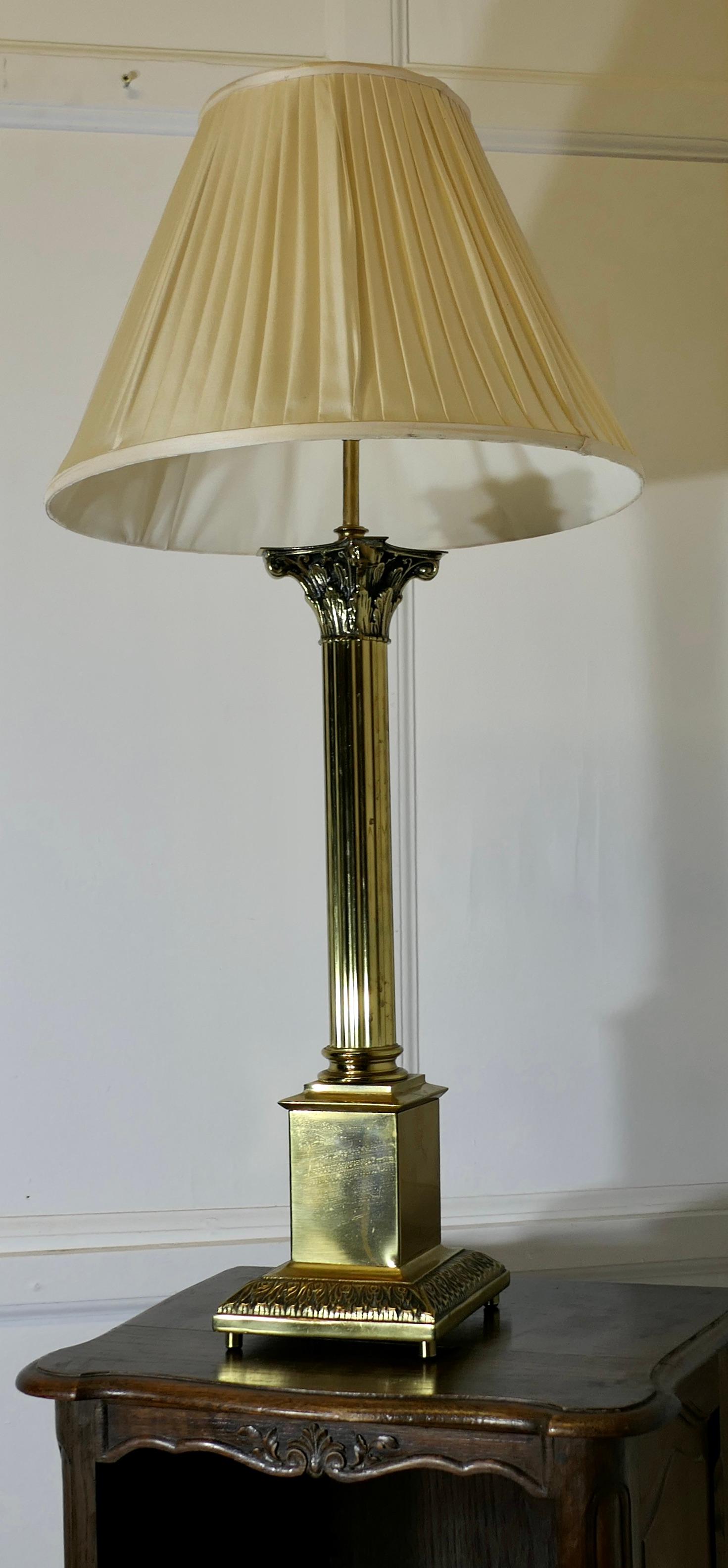 Laiton Grande lampe de bureau à colonne corinthienne en laiton  C'est une pièce très attrayante en vente