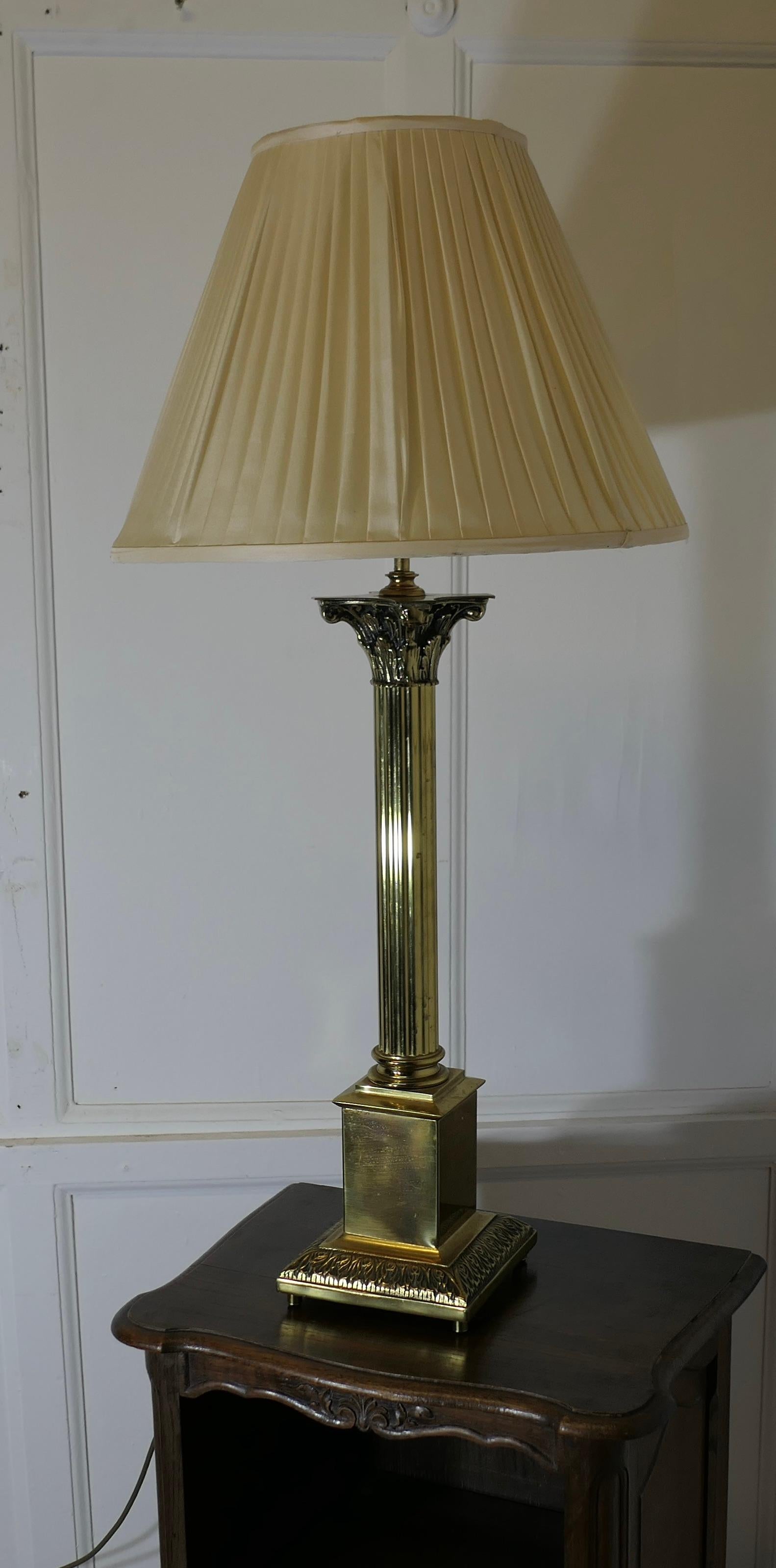 Grande lampe de bureau à colonne corinthienne en laiton  C'est une pièce très attrayante en vente 1