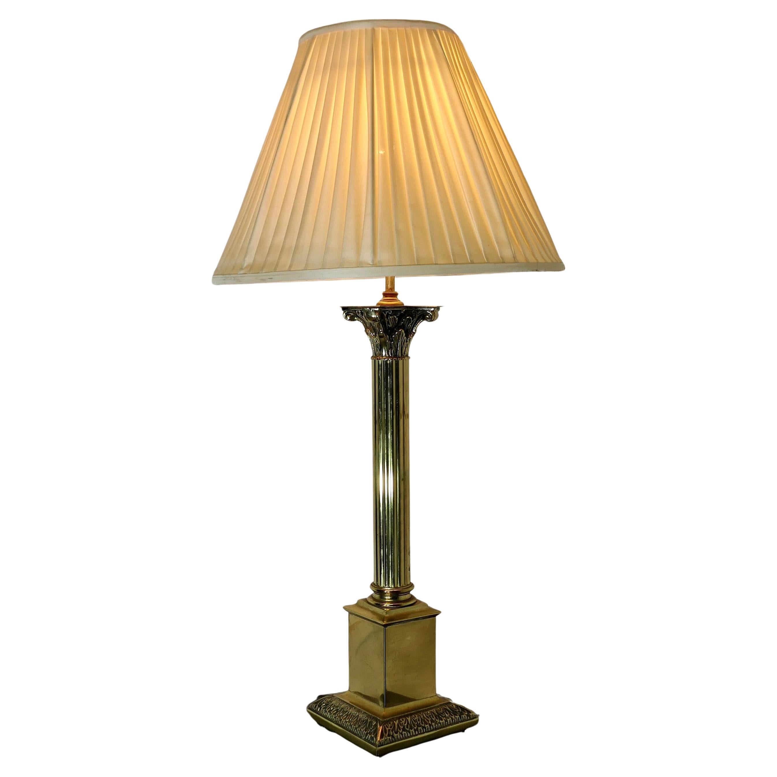 Grande lampe de bureau à colonne corinthienne en laiton  C'est une pièce très attrayante
