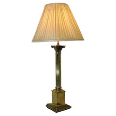 Lampada da tavolo a colonna corinzia in ottone di grandi dimensioni  Questo è un pezzo molto attraente