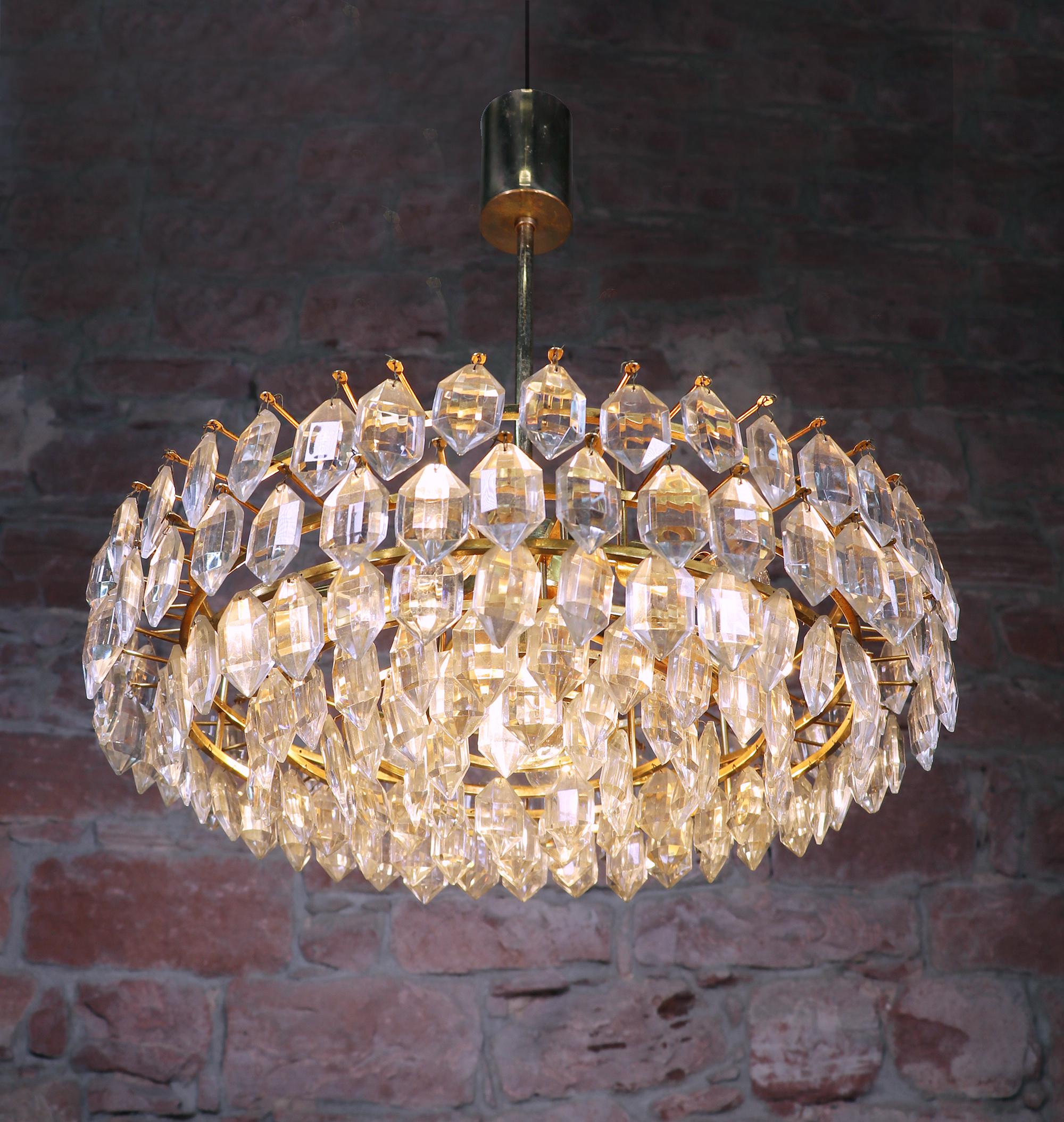 Elegant large and very impressive chandelier with faceted crystals on a brass frame. Manufactured by Lobmeyr / Bakalowits & Sons in Vienna, Austria in the 1960s. 

Measures: diameter 20.86