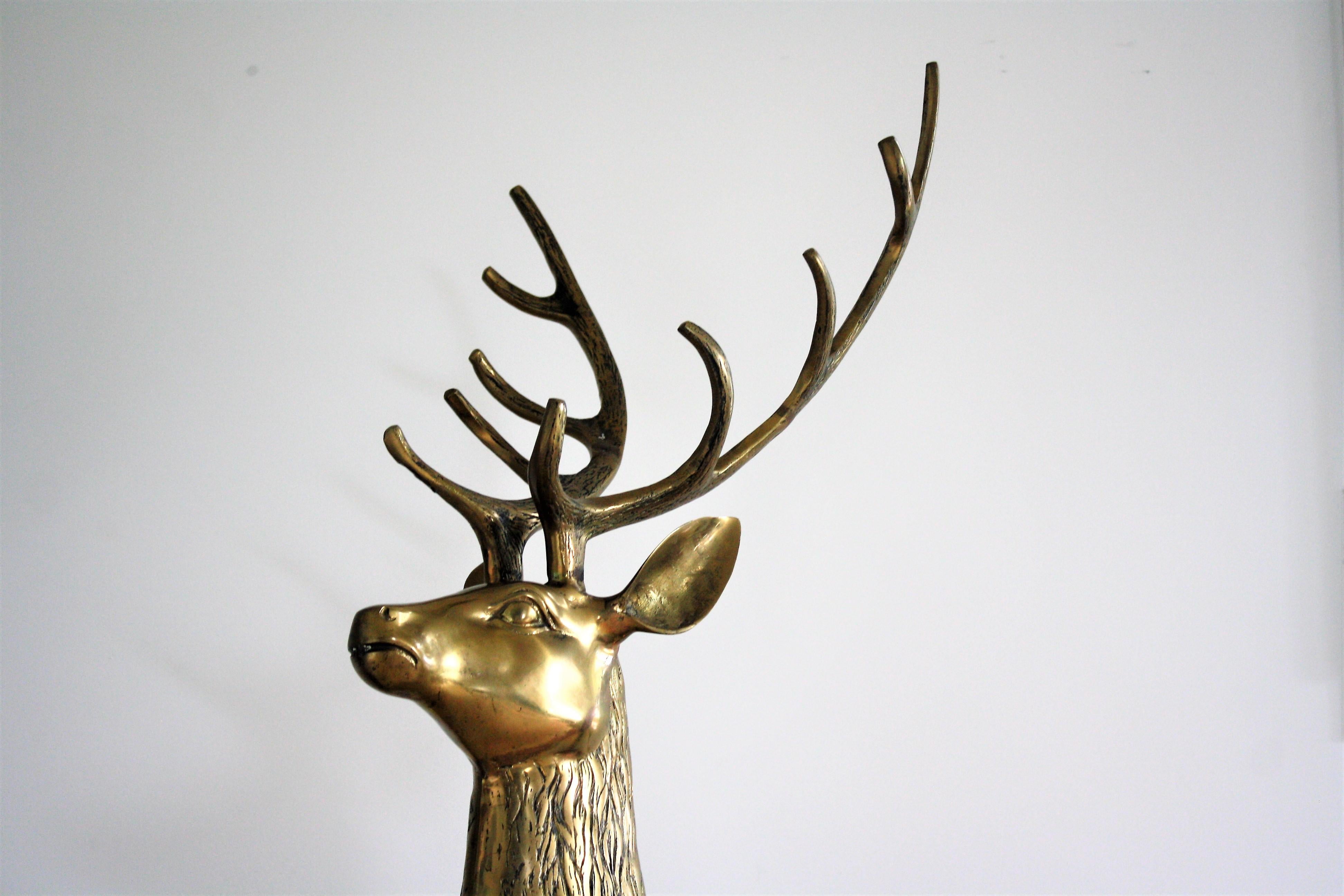 Life-size brass deer sculpture with antlers.

Beautiful original condition, light patina.

Beautiful elegant decorative sculpture.

1970s, Belgium

Dimensions:
Height: 160cm/63