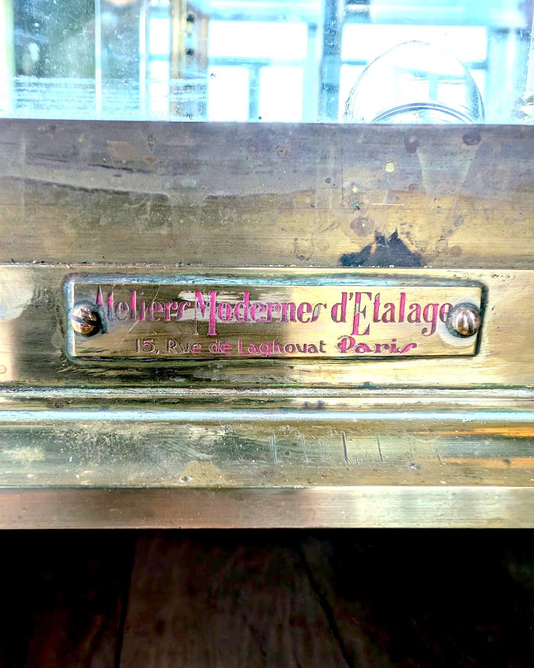 Große Messingvitrine von Ateliers Modernes d'Étalages, Paris im Angebot 7