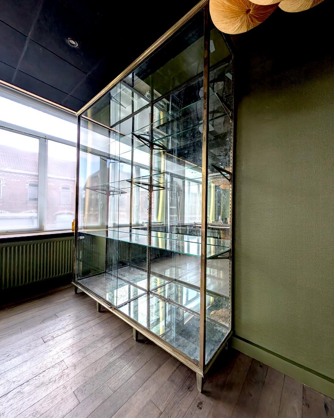 Große Messingvitrine von Ateliers Modernes d'Étalages, Paris (Französisch) im Angebot