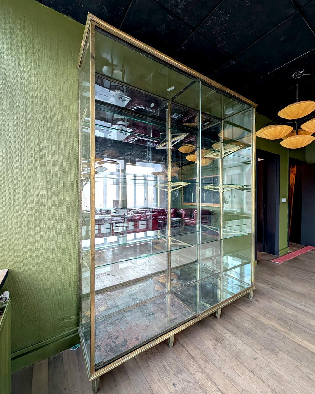Große Messingvitrine von Ateliers Modernes d'Étalages, Paris im Zustand „Gut“ im Angebot in TOURCOING, FR