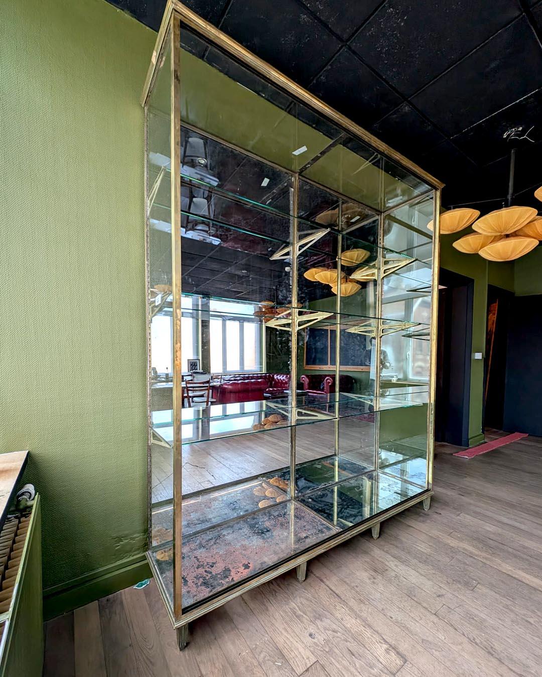 Große Messingvitrine von Ateliers Modernes d'Étalages, Paris im Angebot 1