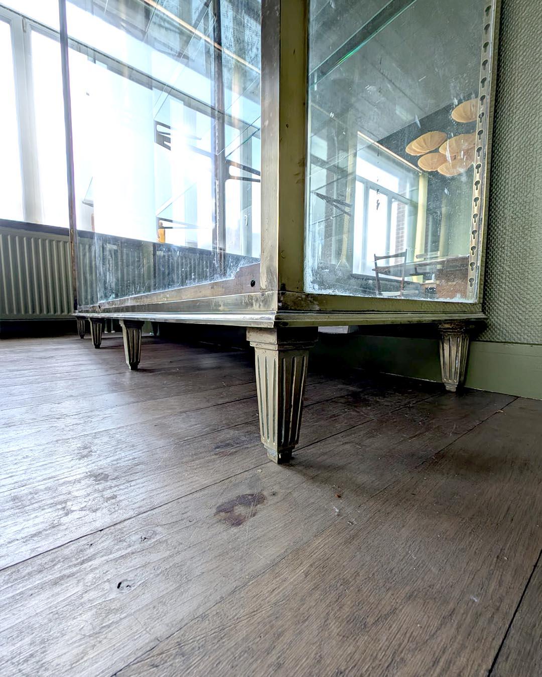 Große Messingvitrine von Ateliers Modernes d'Étalages, Paris im Angebot 2