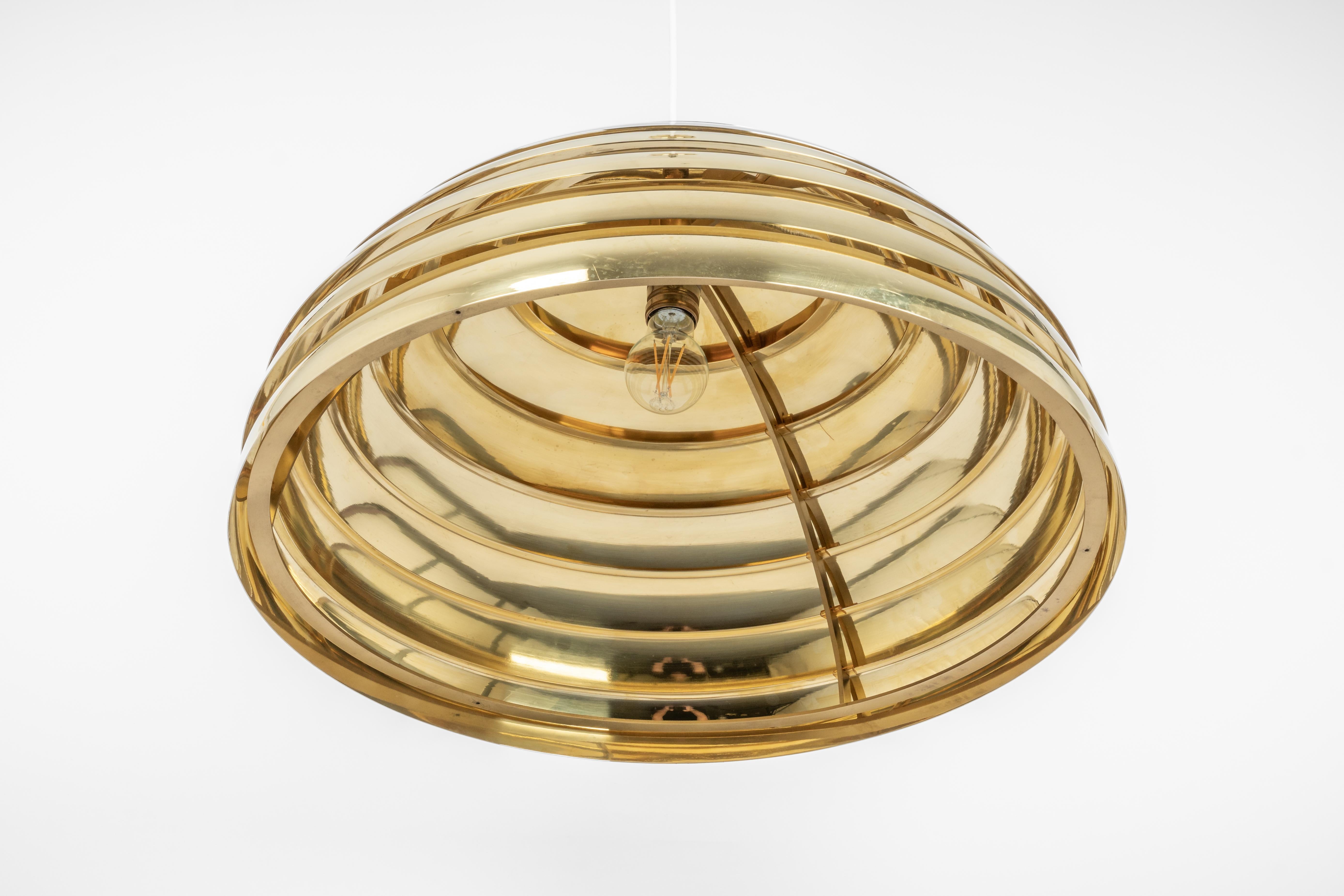 Large brass pendant light designed by Florian Schulz, Germany, 1970s.

High quality and in very good condition. Cleaned, well-wired and ready to use. 

The fixture requires one standard bulb
Light bulbs are not included. It is possible to