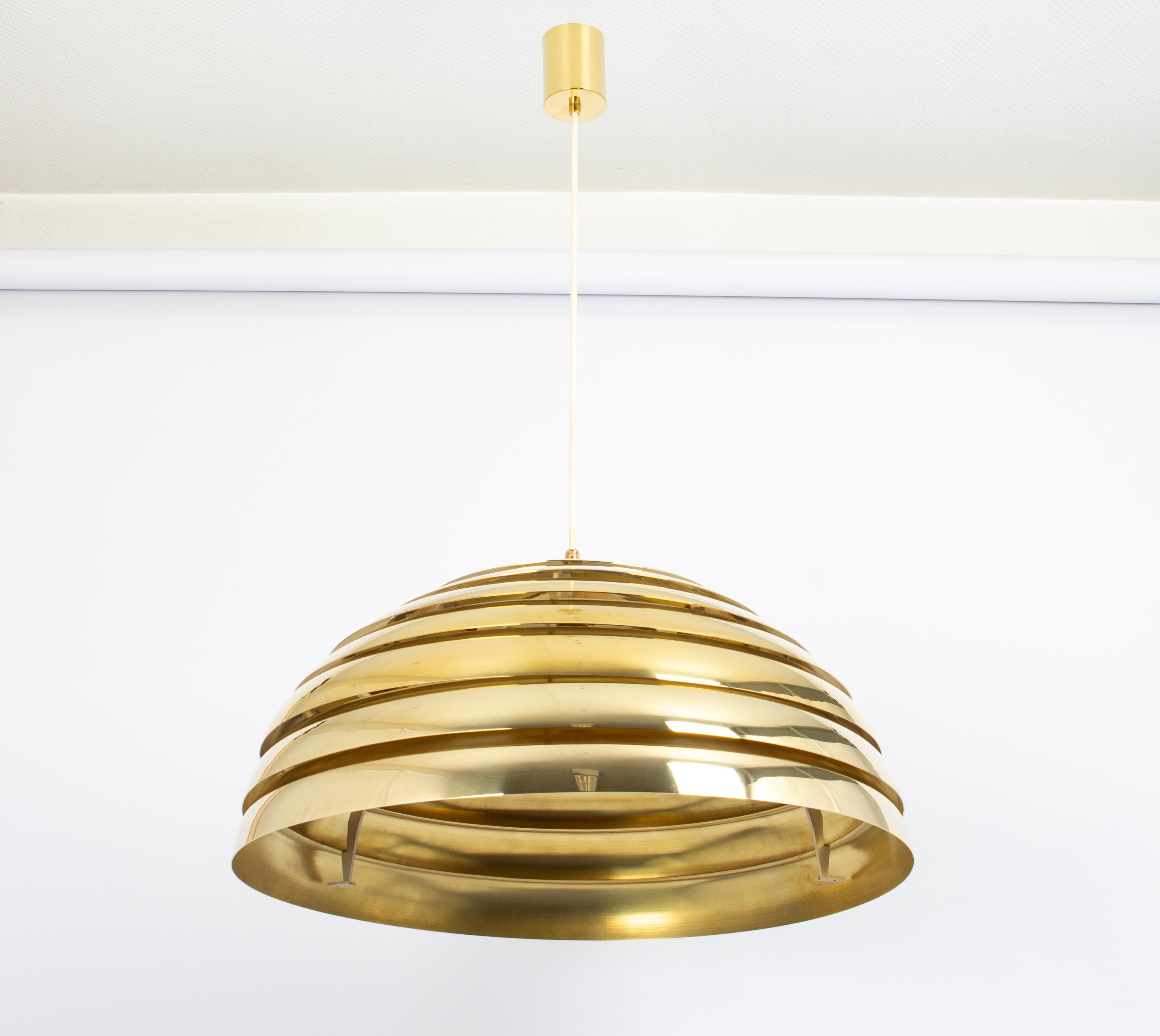 Large brass pendant light designed by Florian Schulz, Germany, 1970s.

High quality and in very good condition. Cleaned, well-wired and ready to use. 

The fixture requires one standard bulb
Light bulbs are not included. It is possible to install