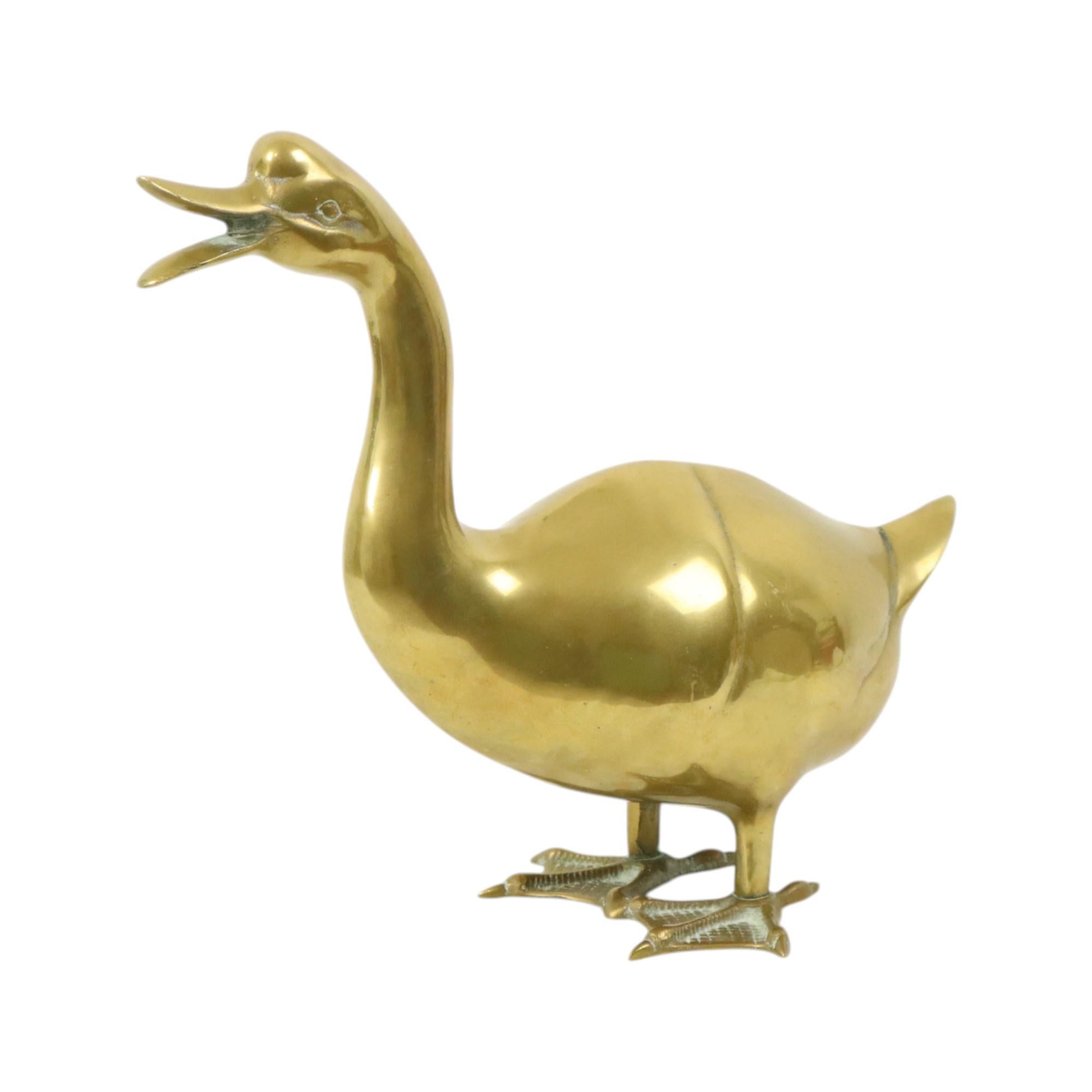 Bellissima statua di grandi dimensioni, scultura di un'anatra starnazzante, realizzata in rame giallo, meglio conosciuto come ottone, oggetto in stile Hollywood Regency degli anni '70, non marcato.

L'ottone ha una bella patina di età, questa statua