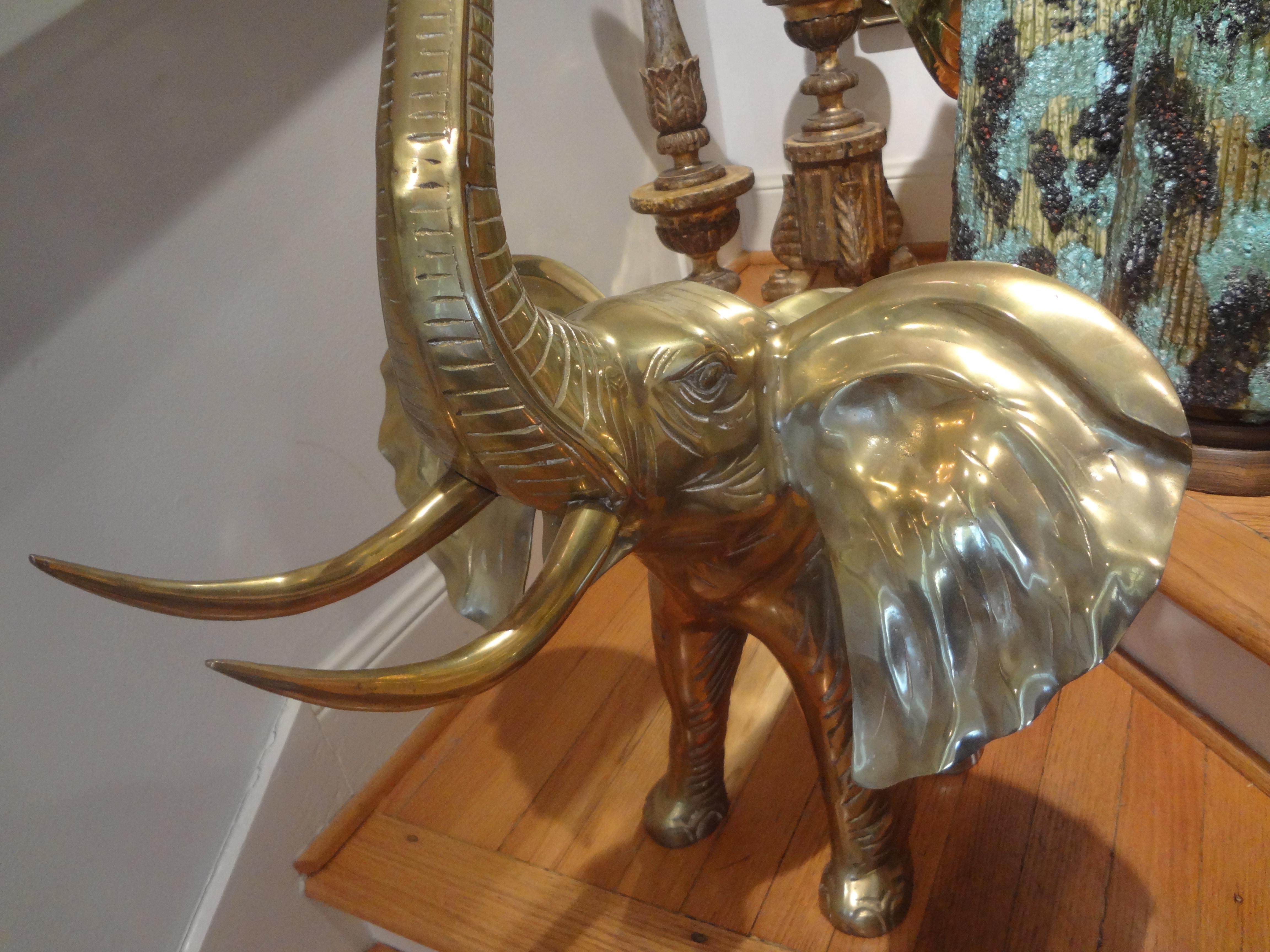Milieu du XXe siècle Grande statue d'éléphant en laiton en vente