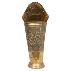 Grand porte-parapluie en laiton repoussé années 1920