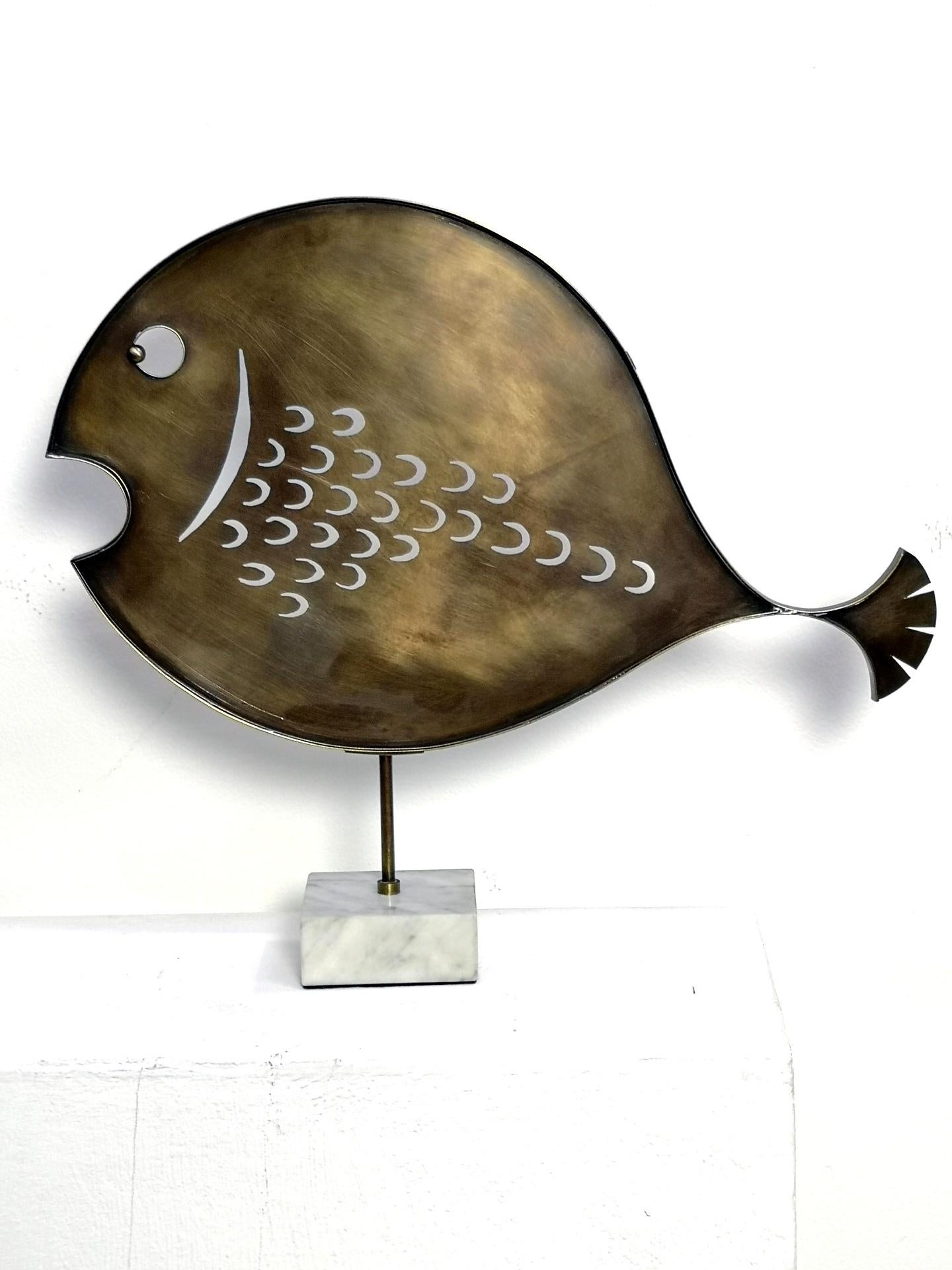 Large brass fish sculpture, by Laszlo Pal Horvath, 1970s. Handmade, stamped, on marvel base.