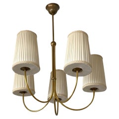 Lampadario austriaco in ottone di Josef Frank per Kalmar con paralumi plissettati, anni '50