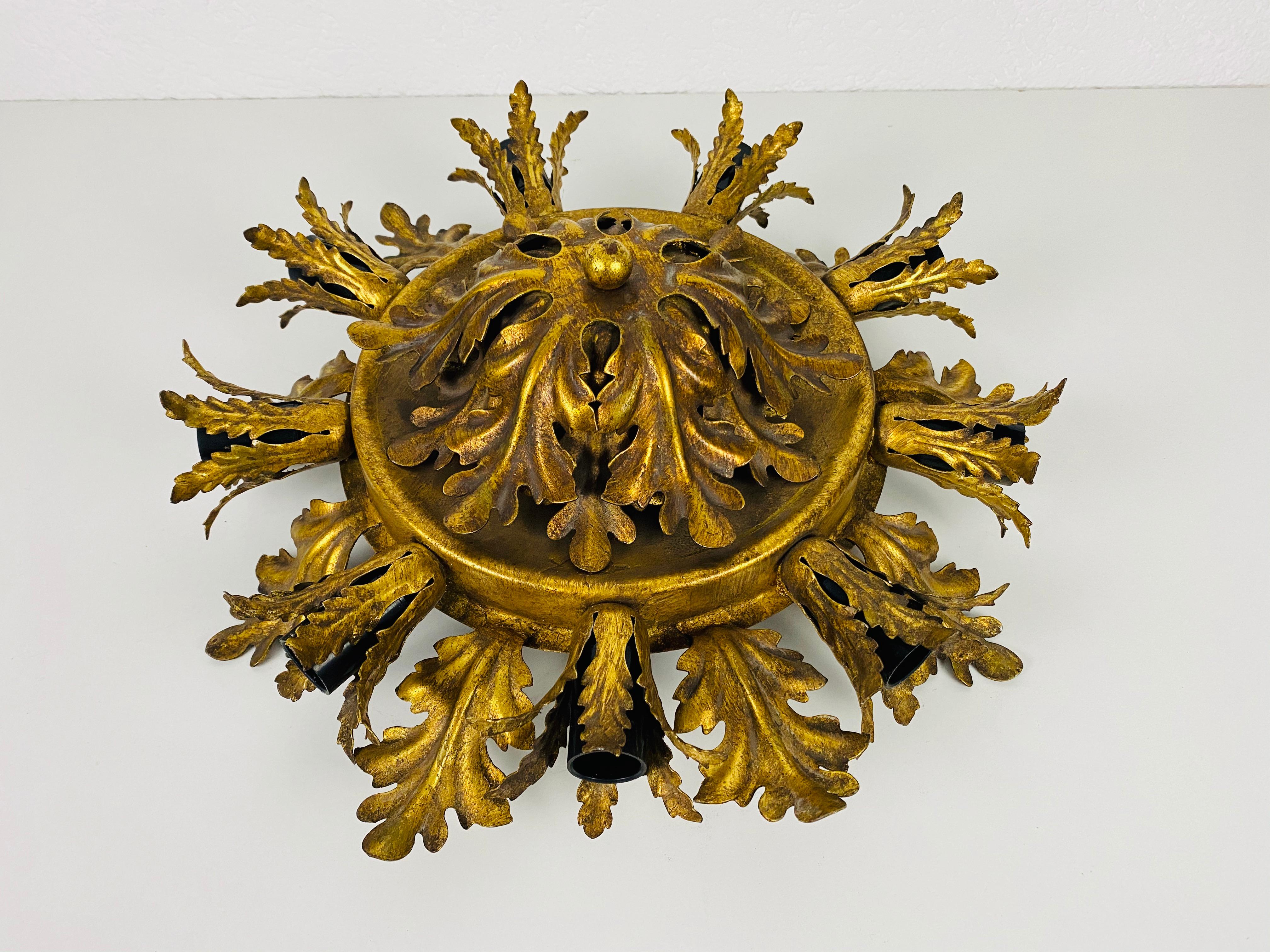 Large Brass Florentine Flower Shape Flush Mount by Banci, Italy, 1950s In Good Condition For Sale In Hagenbach, DE