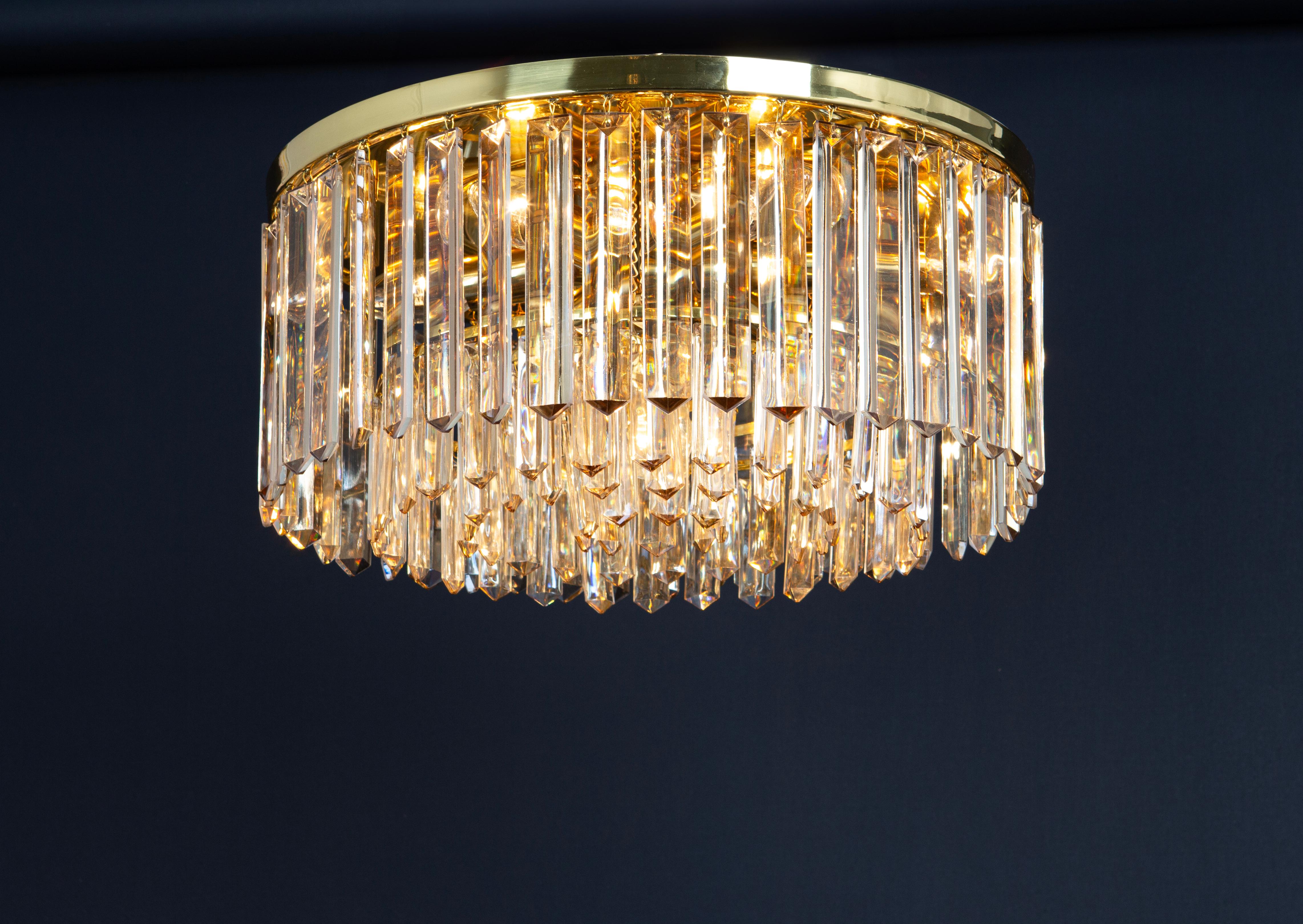 Una splendida lampada da incasso di Palwa, Germania, anni Settanta.
È costituito da una struttura in ottone decorata con un gran numero di cristalli. Un meraviglioso effetto di luce.

La lampada può contenere 7 lampadine E14 (lampadine piccole fino