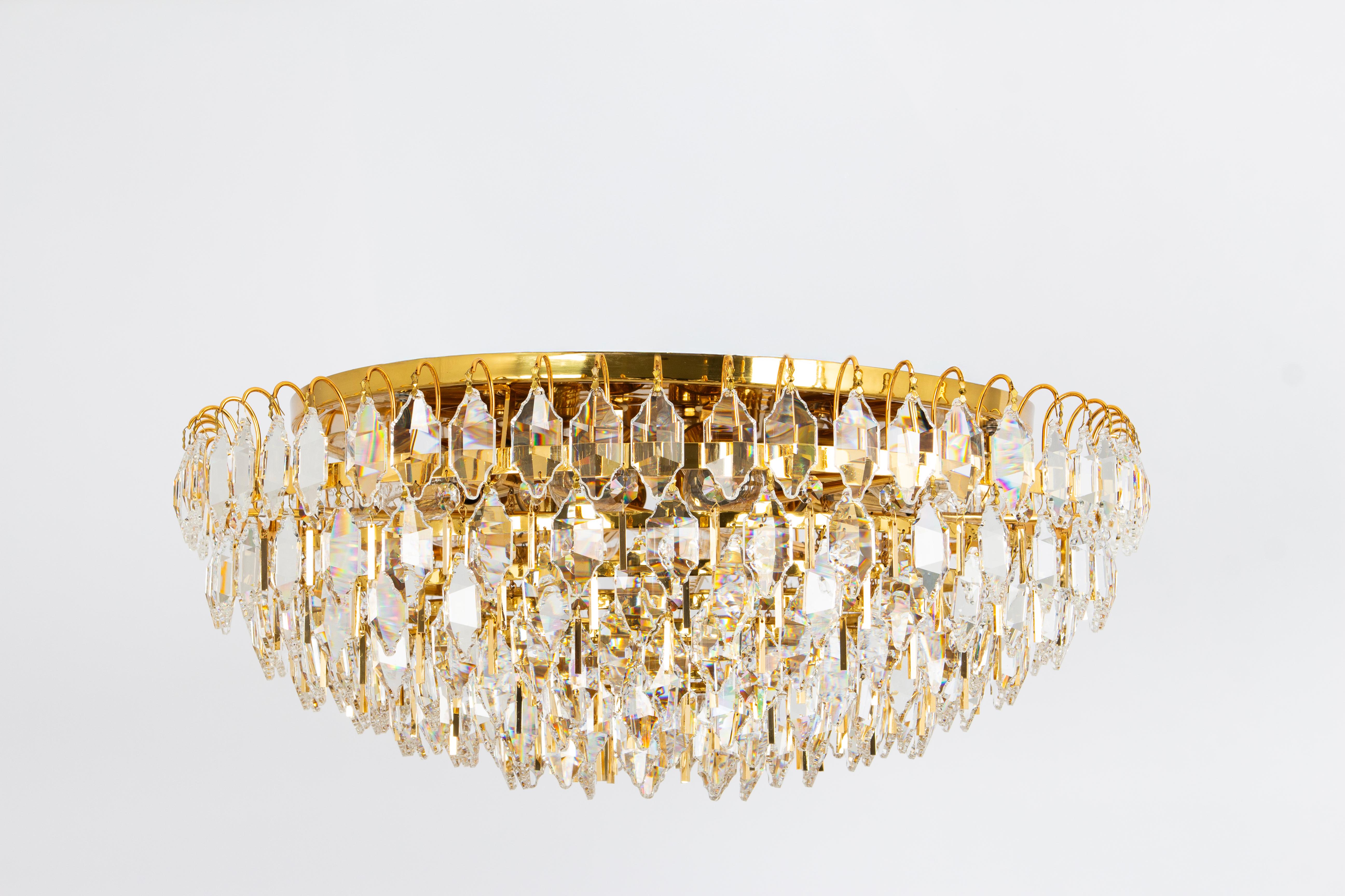 Una splendida lampada da incasso di Palwa, Germania, anni Settanta.
È costituito da una struttura in ottone decorata con un gran numero di cristalli. Un meraviglioso effetto di luce.

La lampada richiede 12 x E27 +  3 x E14 (lampadine standard e