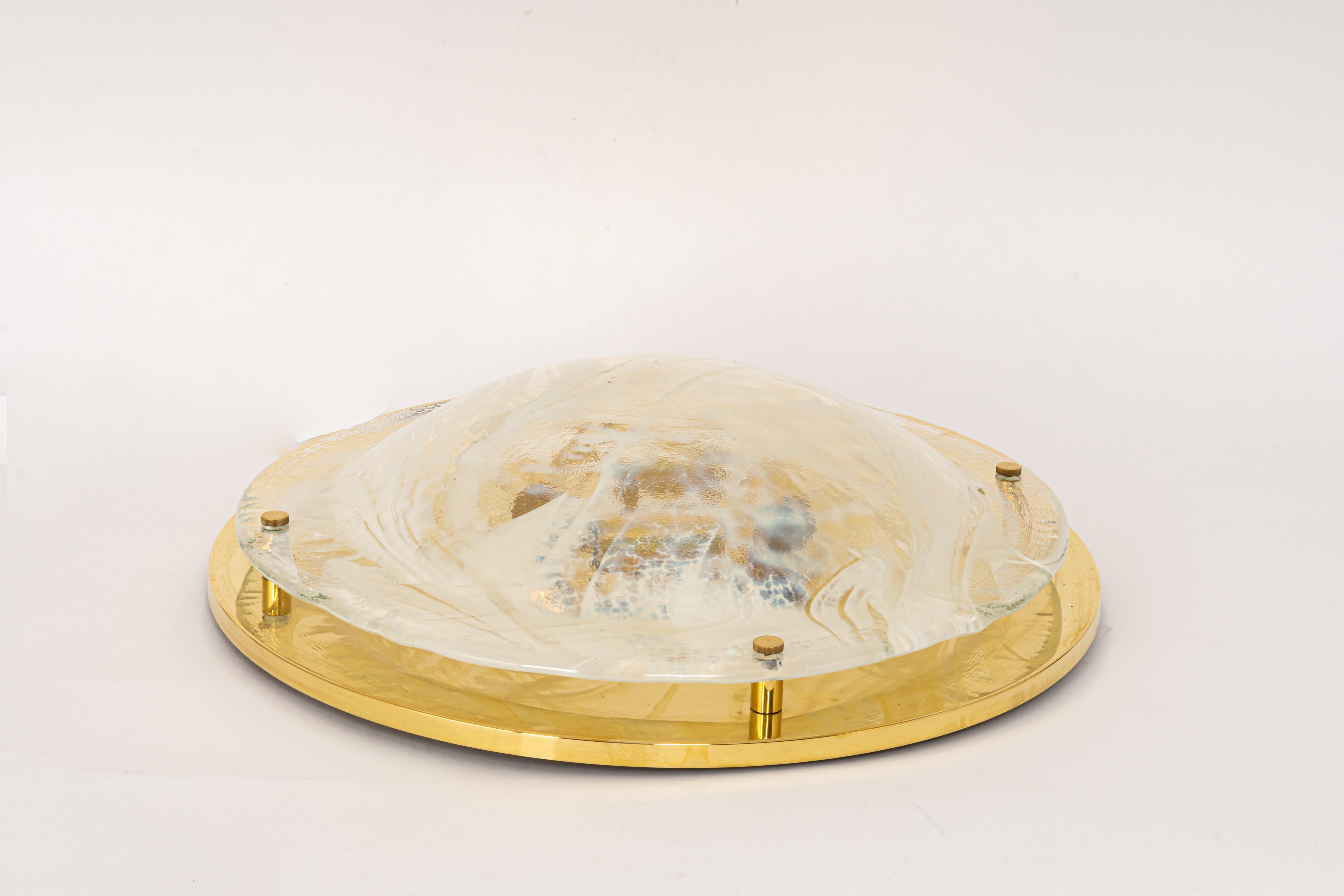 A wonderful round Murano flush mount by Hillebrand Leuchten, Germany, 1970s.
Thick blown glass fixtured on a brass base.

High quality and in very good condition. Cleaned, well-wired and ready to use. 

The fixture requires 4 x E14 Standard