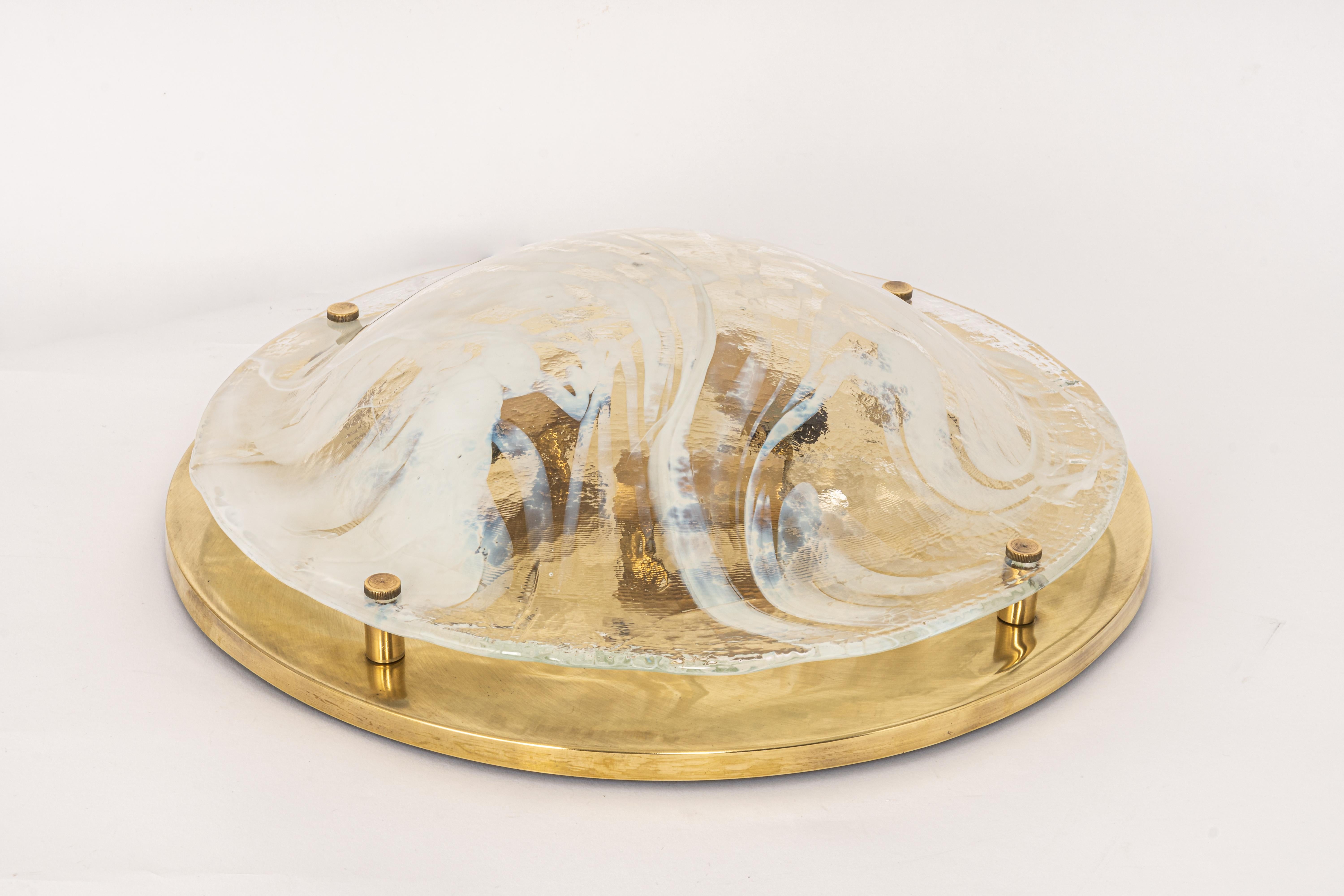 A wonderful round Murano flush mount by Hillebrand Leuchten, Germany, 1970s.
Thick blown glass fixtured on a brass base.

High quality and in very good condition. Cleaned, well-wired and ready to use. 

The fixture requires 3 x E14 Standard