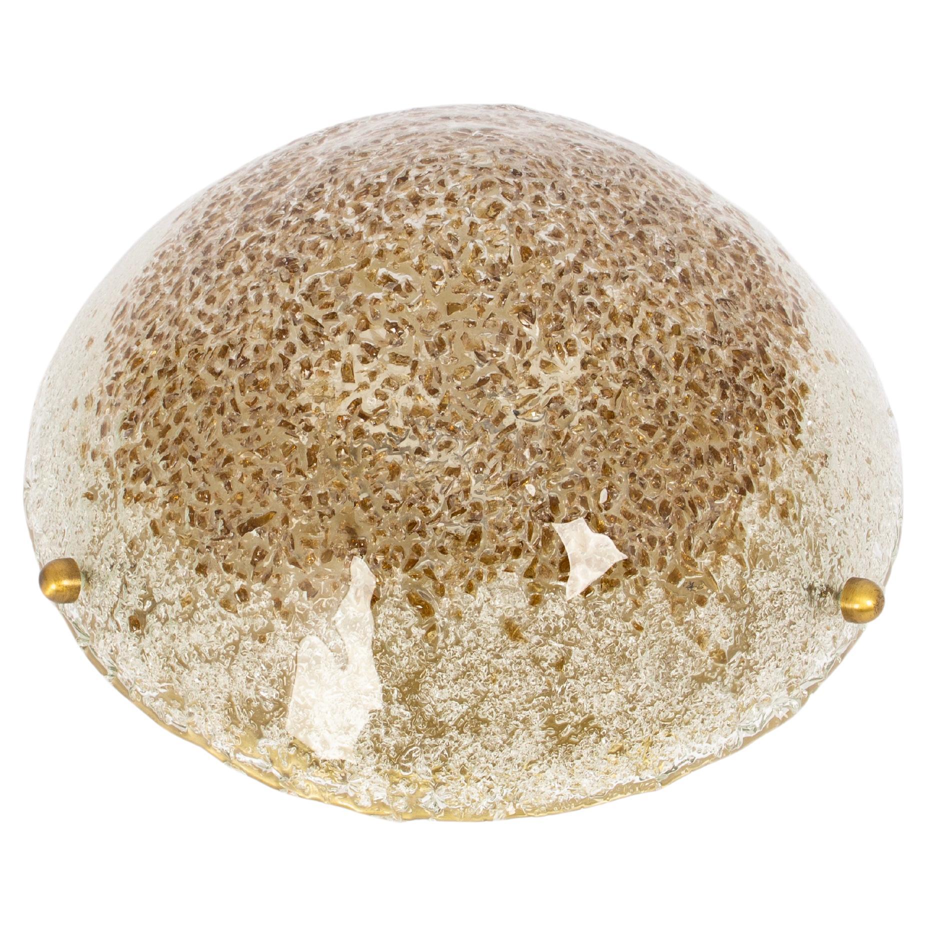 Eine wunderschöne runde Murano Unterputzdose von Hillebrand Leuchten, Deutschland, 1970er Jahre.
Dickes mundgeblasenes Glas, auf einem Messingfuß befestigt.

Hochwertig und in sehr gutem Zustand. Gereinigt, gut verkabelt und einsatzbereit. 

Die