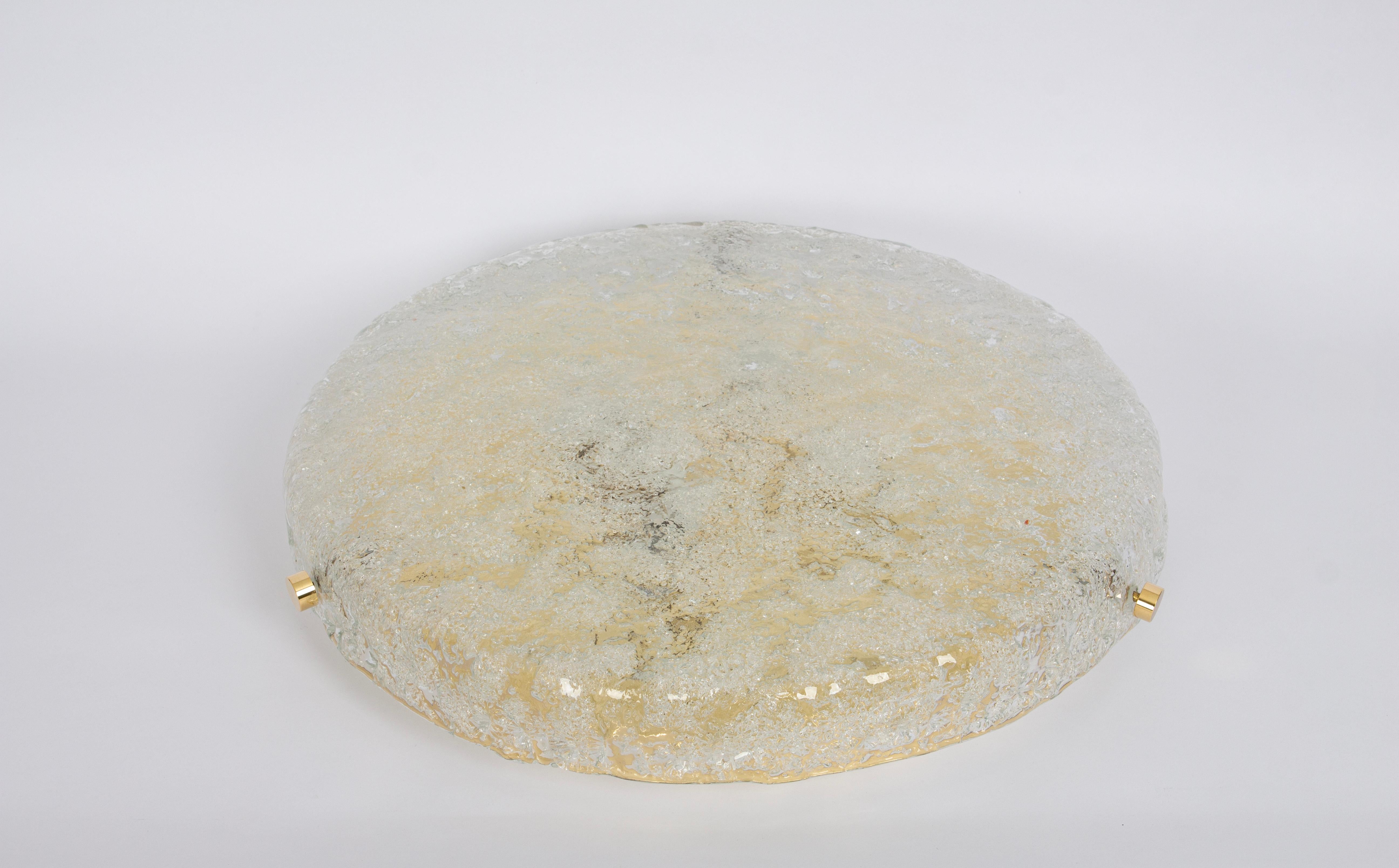 A wonderful round Murano flush mount by Hillebrand Leuchten, Germany, 1970s.
Thick-blown glass fixtured on a brass base.

High quality and in very good condition. Cleaned, well-wired and ready to use. 

The fixture requires 5 x E14 small bulbs with