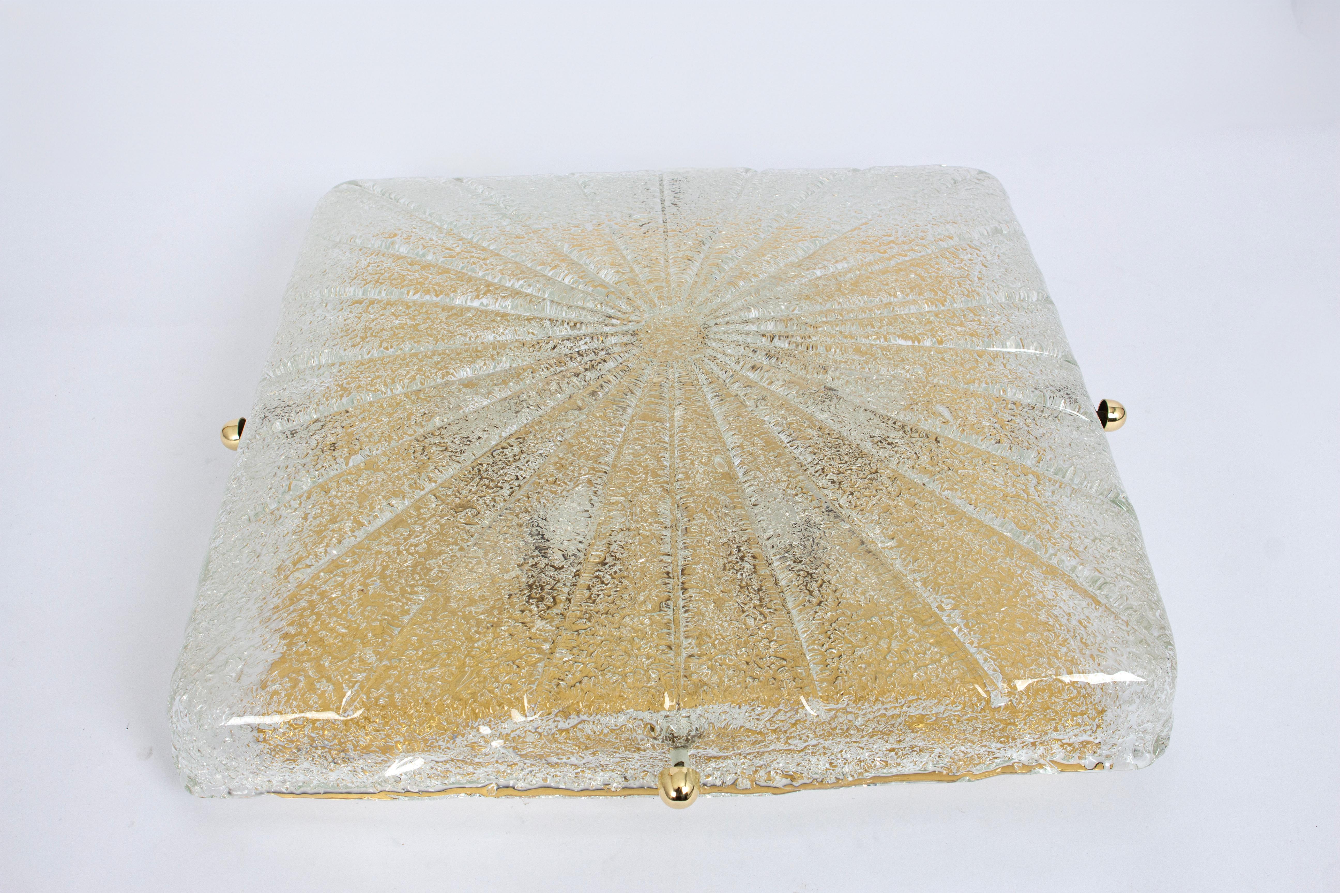 Merveilleuse monture encastrée ronde de Murano par Hillebrand Leuchten, Allemagne, années 1970.
Verre soufflé épais fixé sur une base en laiton.

De haute qualité et en très bon état. Nettoyé, bien câblé et prêt à être utilisé. 

Le luminaire