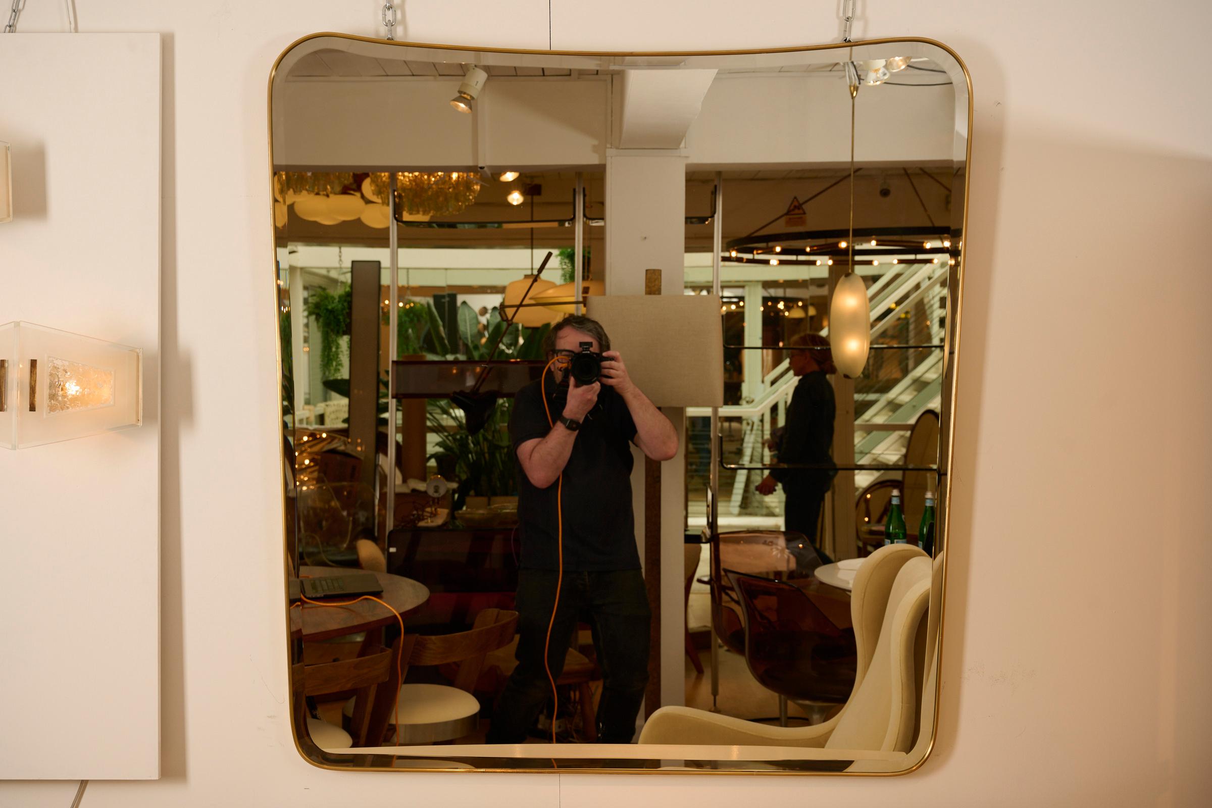 Großer Spiegel über dem Mantel mit Schräge. 

eine elegante, sich leicht verjüngende Form. 

120 cm Breite an der Oberseite des Spiegels.
110 cm Breite an der Basis des Spiegels.

Unlackiertes Messing verleiht ein antikes, gealtertes Aussehen.