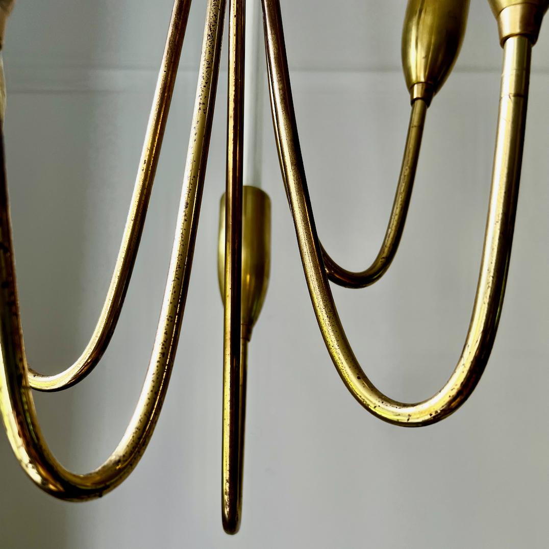 Grande lampadario con cornice in ottone attribuito a Kaiser di Germania, XX secolo in vendita 5