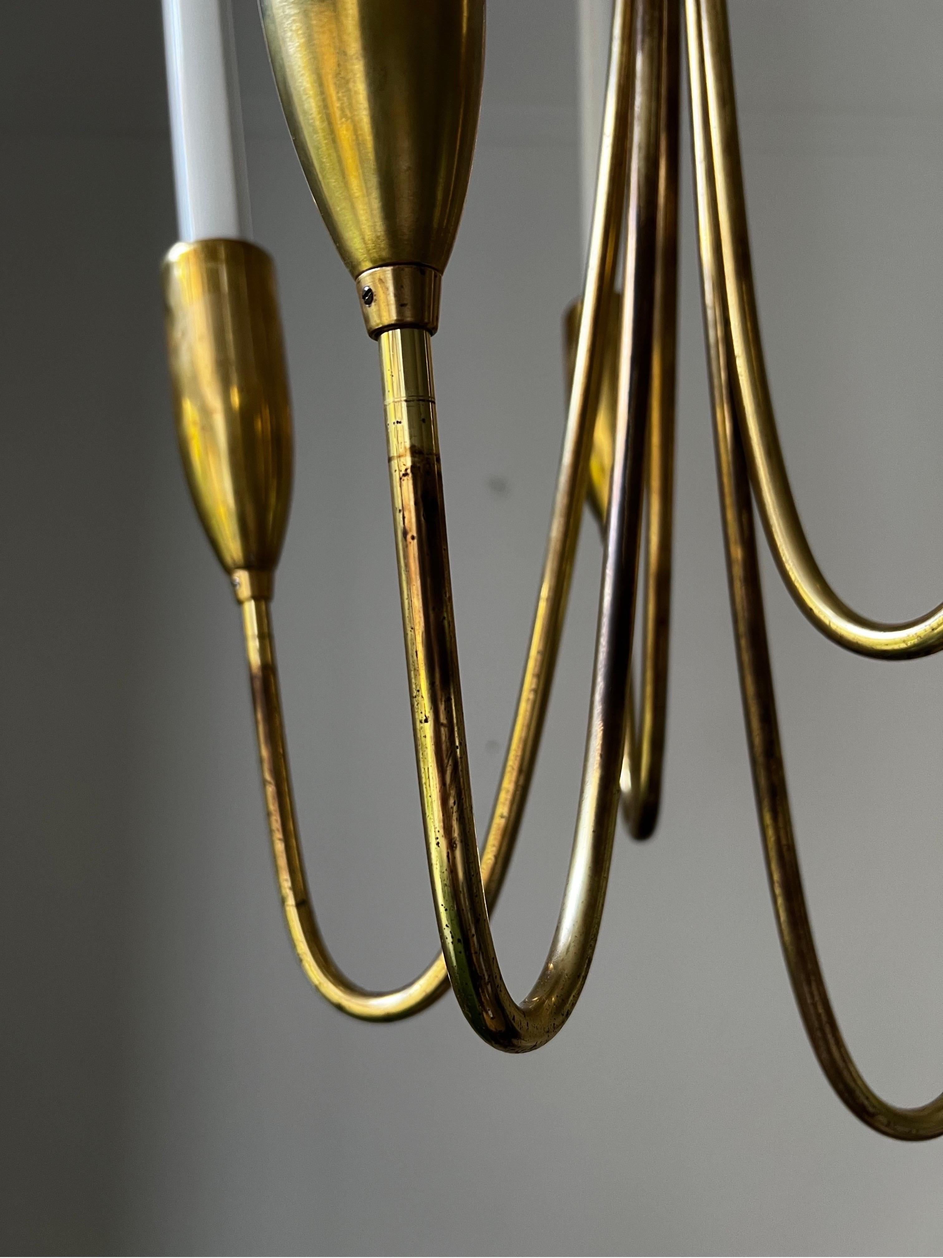 Grande lampadario con cornice in ottone attribuito a Kaiser di Germania, XX secolo in vendita 6