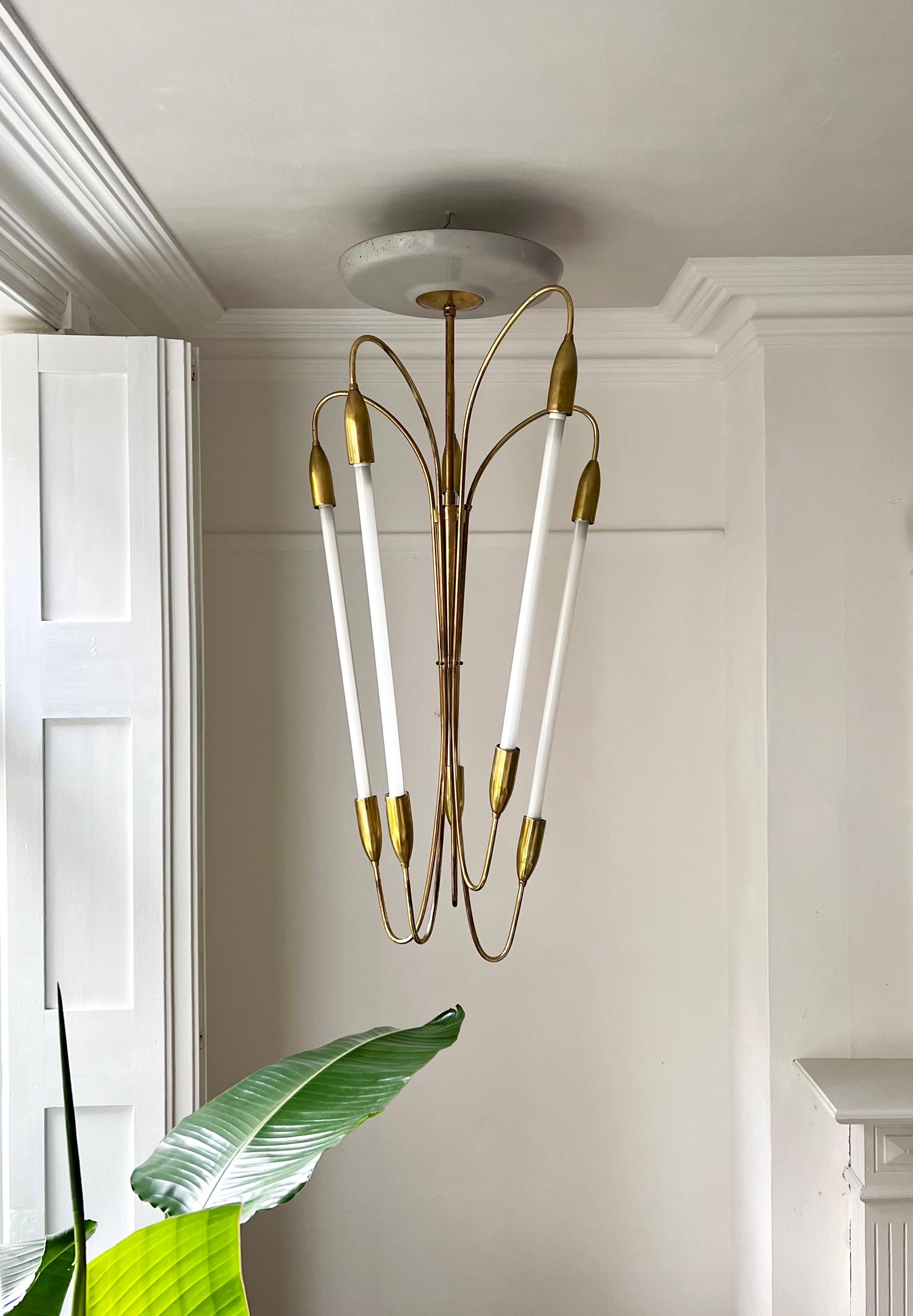 Grande lampadario con cornice in ottone attribuito a Kaiser di Germania, XX secolo in vendita 7