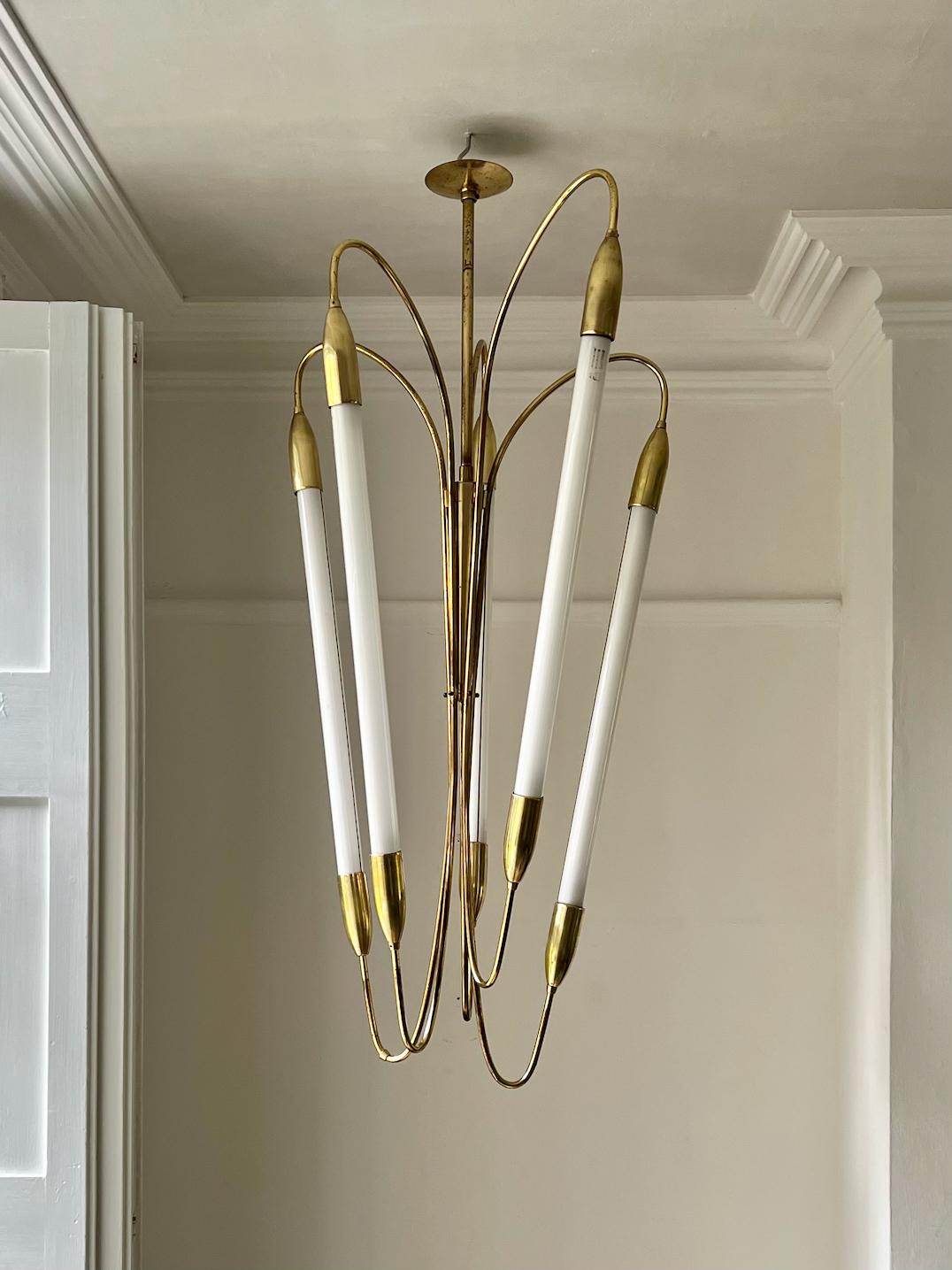 Tedesco Grande lampadario con cornice in ottone attribuito a Kaiser di Germania, XX secolo in vendita