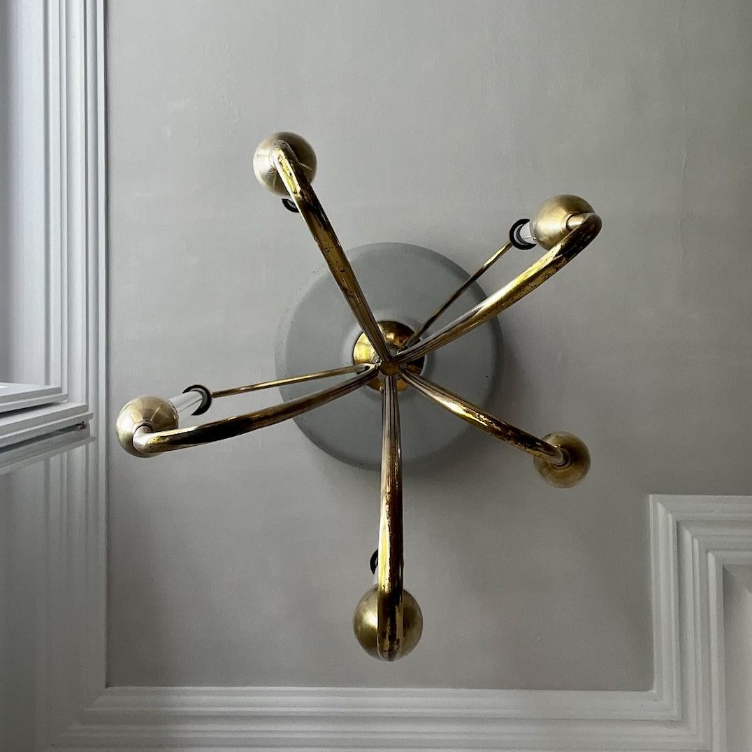 Grande lampadario con cornice in ottone attribuito a Kaiser di Germania, XX secolo In condizioni discrete in vendita a London, GB
