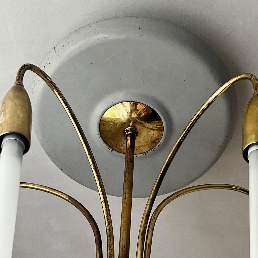 Metallo Grande lampadario con cornice in ottone attribuito a Kaiser di Germania, XX secolo in vendita