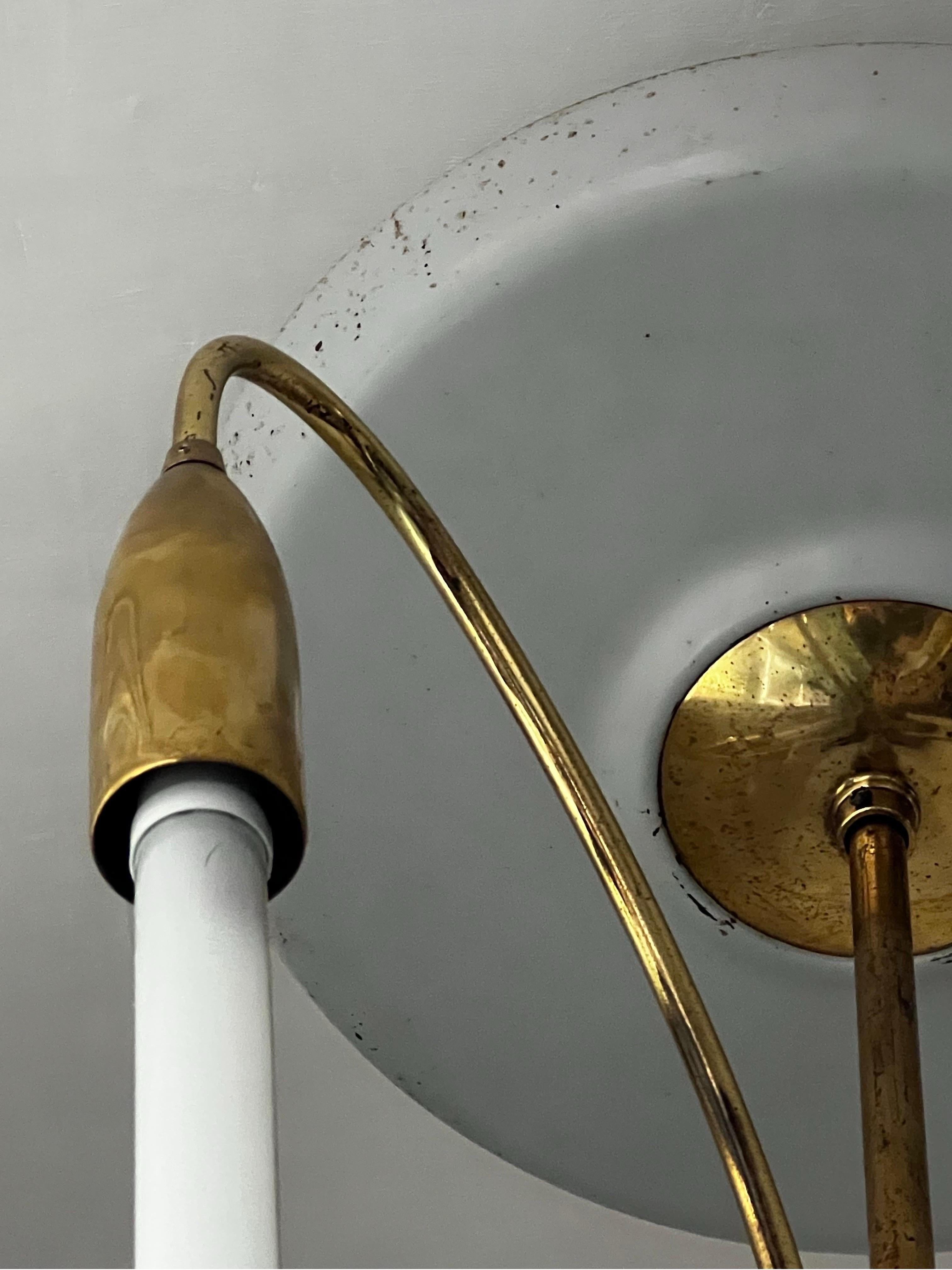 Grande lampadario con cornice in ottone attribuito a Kaiser di Germania, XX secolo in vendita 1