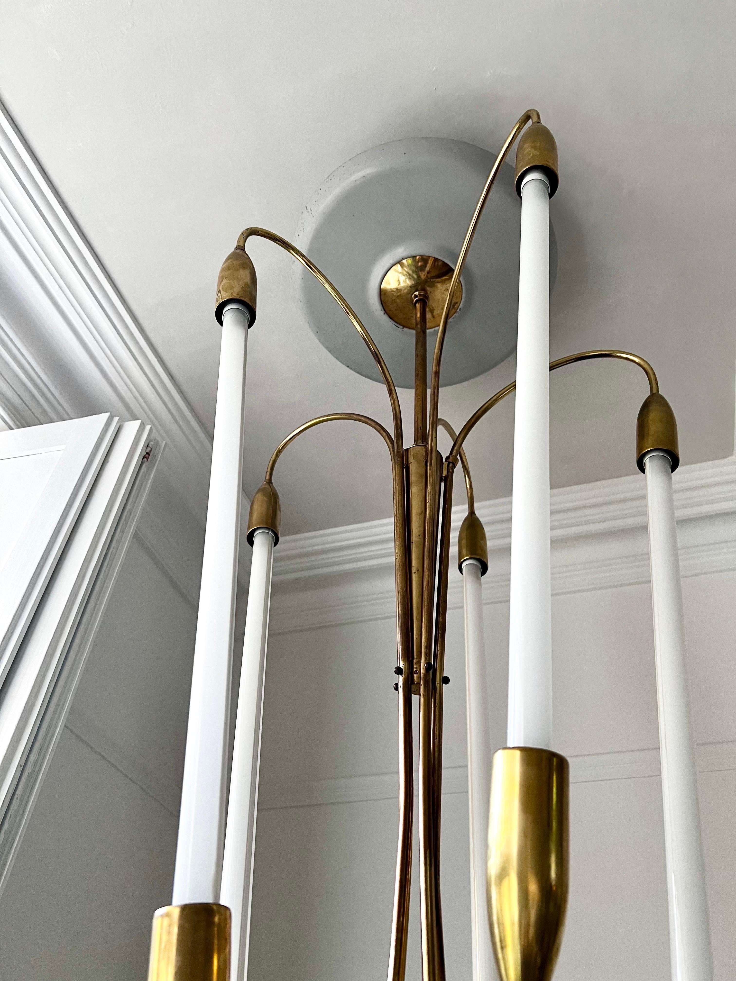 Grande lampadario con cornice in ottone attribuito a Kaiser di Germania, XX secolo in vendita 2