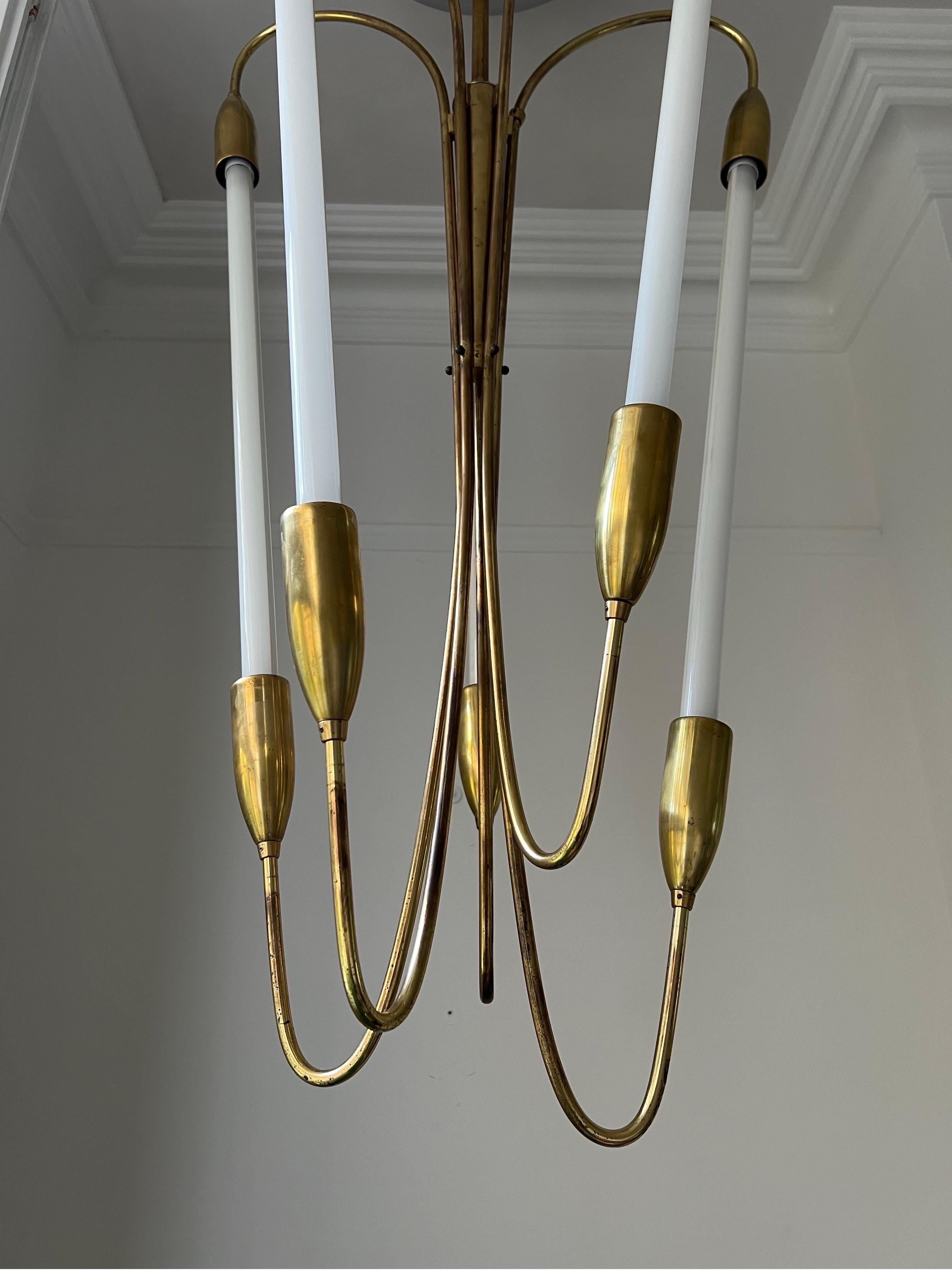 Grande lampadario con cornice in ottone attribuito a Kaiser di Germania, XX secolo in vendita 3