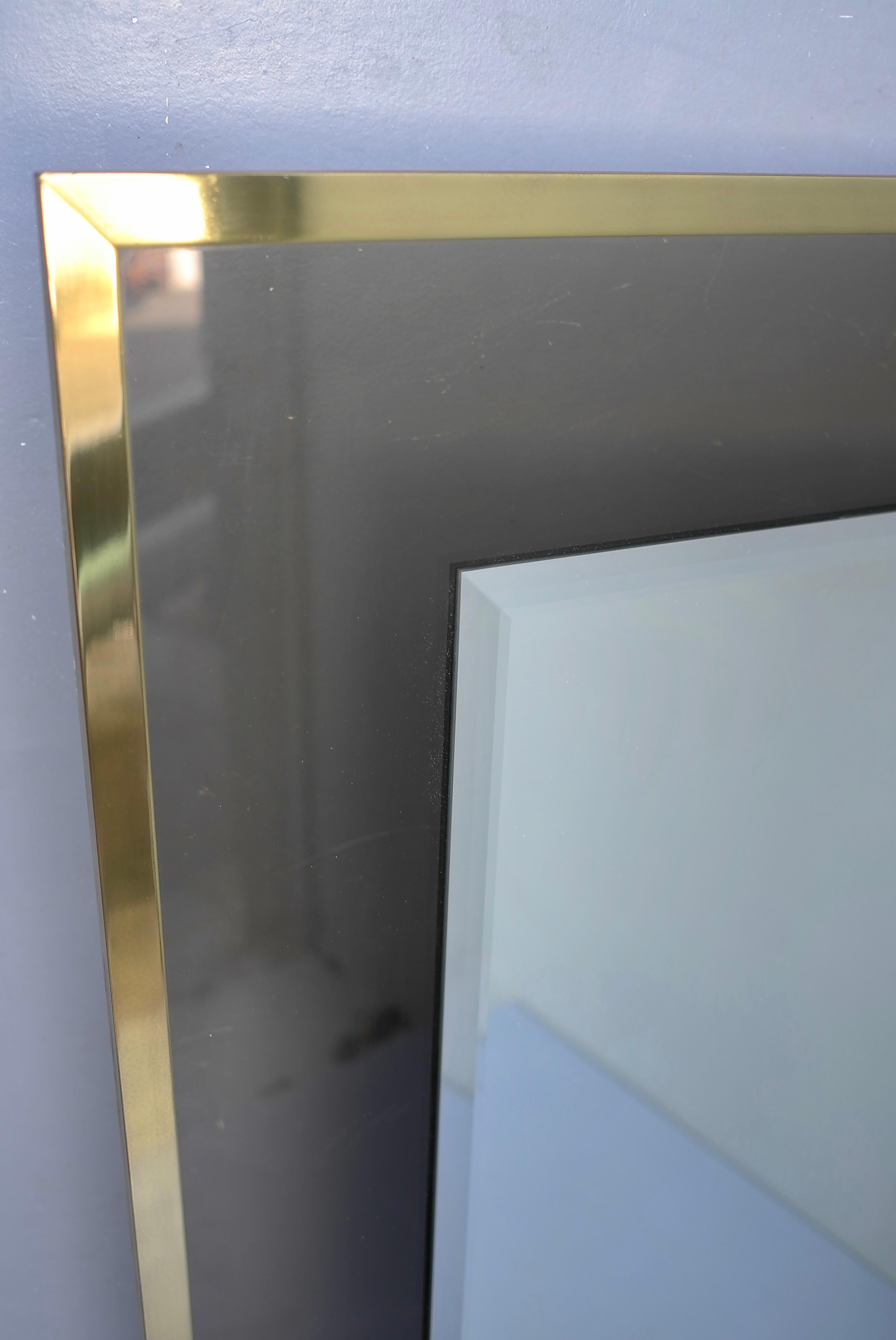Großer Spiegel mit Messingrahmen und Rauchglas, Belgien 1970er Jahre

Der Spiegel kann auch horizontal aufgehängt werden.