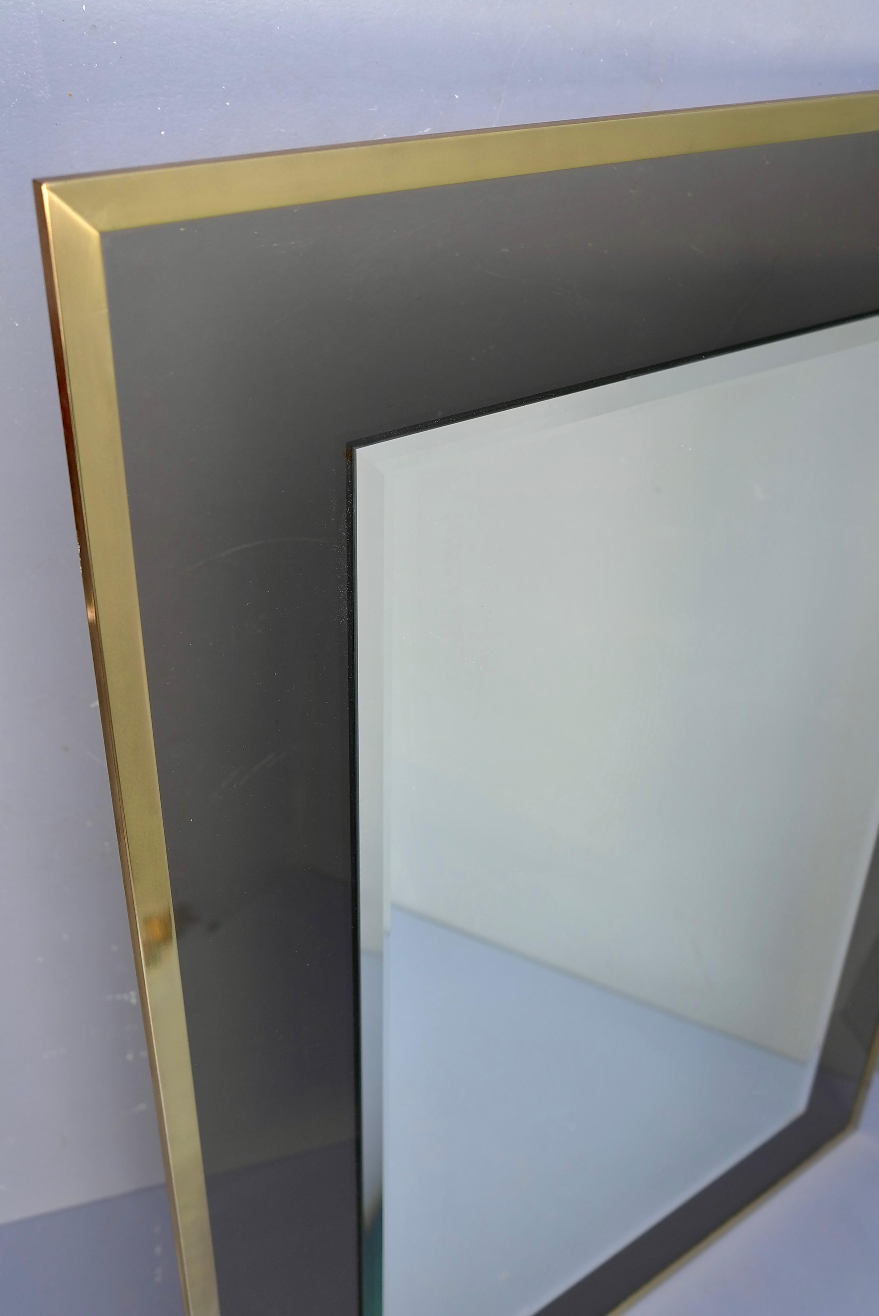 Fine XX secolo Grande specchio con cornice in ottone e vetro fumé, Belgio, anni '70 in vendita