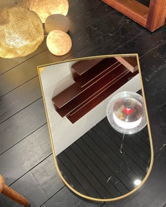 Grand miroir encadré de laiton dans le style de Gio Ponti, Italie 1950.