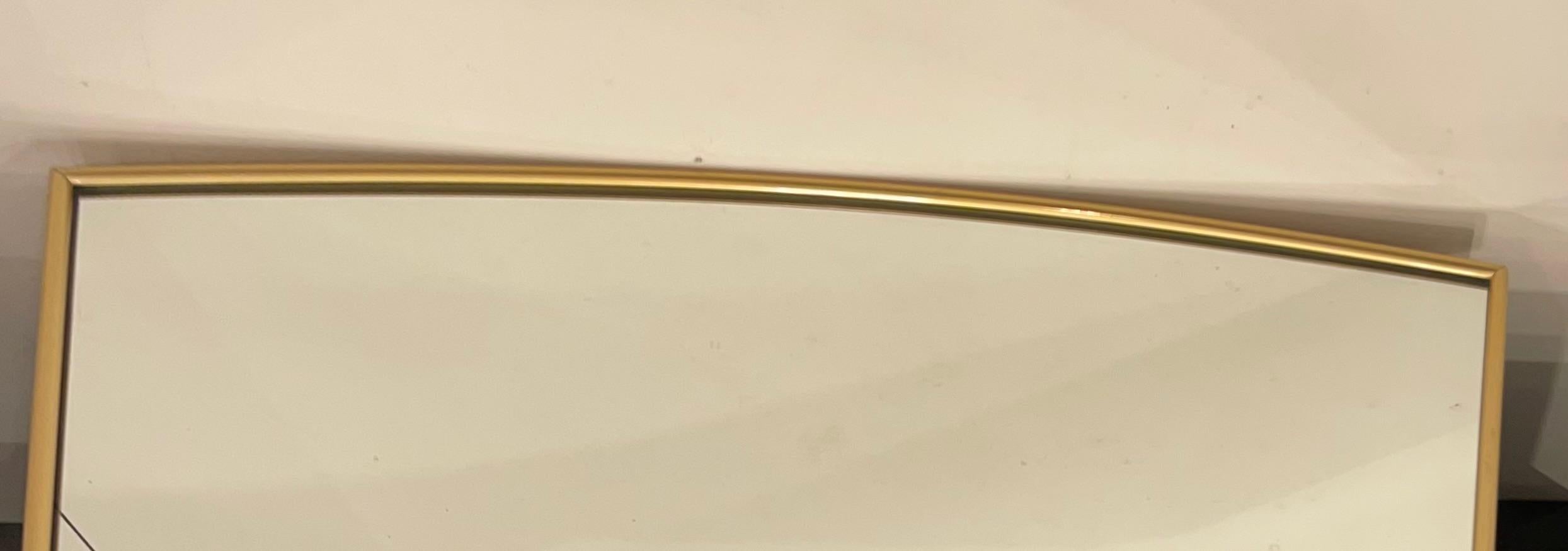 italien Grand miroir encadré de laiton dans le style de Gio Ponti, Italie 1950. en vente