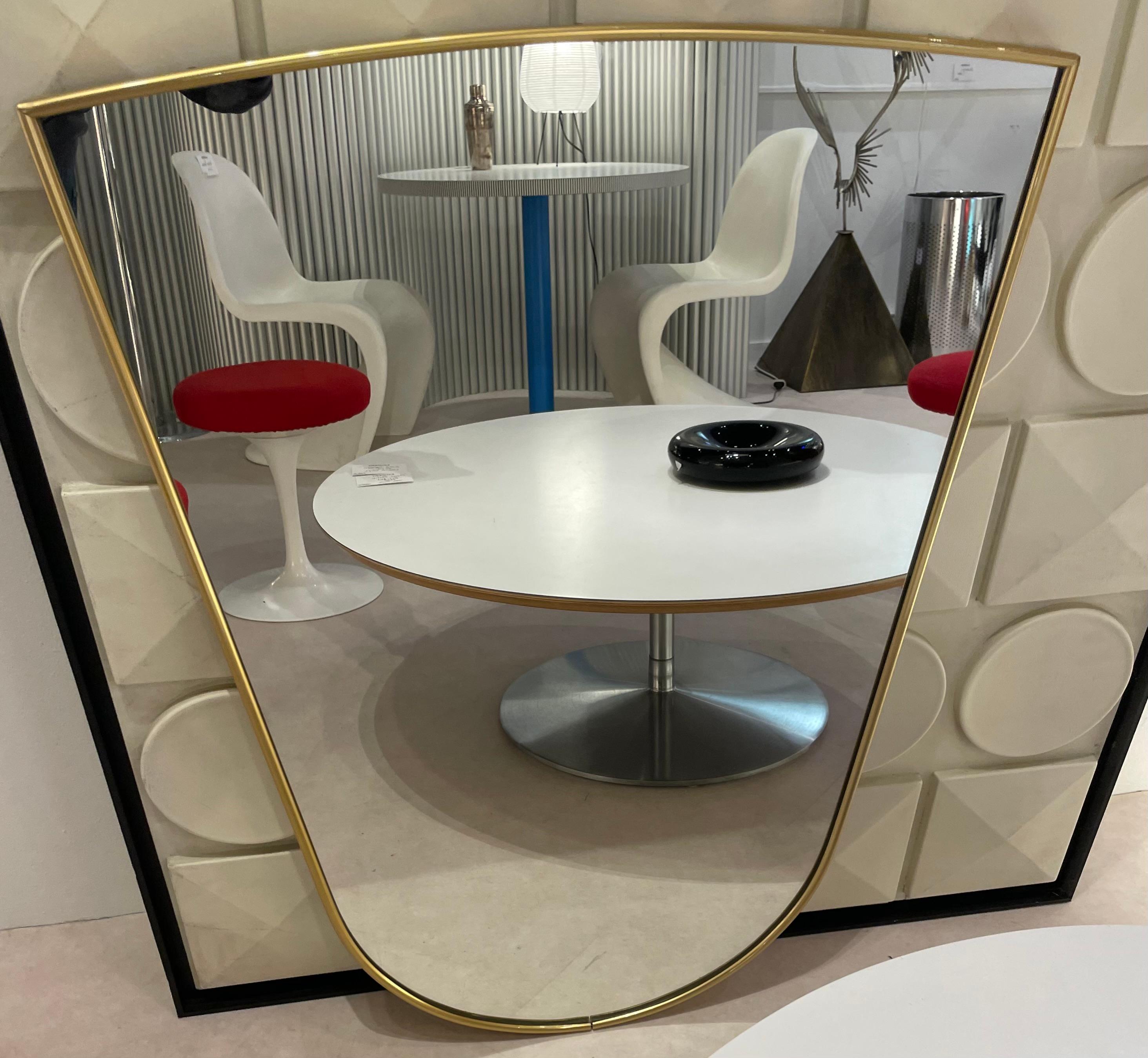 Grand miroir encadré de laiton dans le style de Gio Ponti, Italie 1950. Bon état - En vente à Brussels, BE