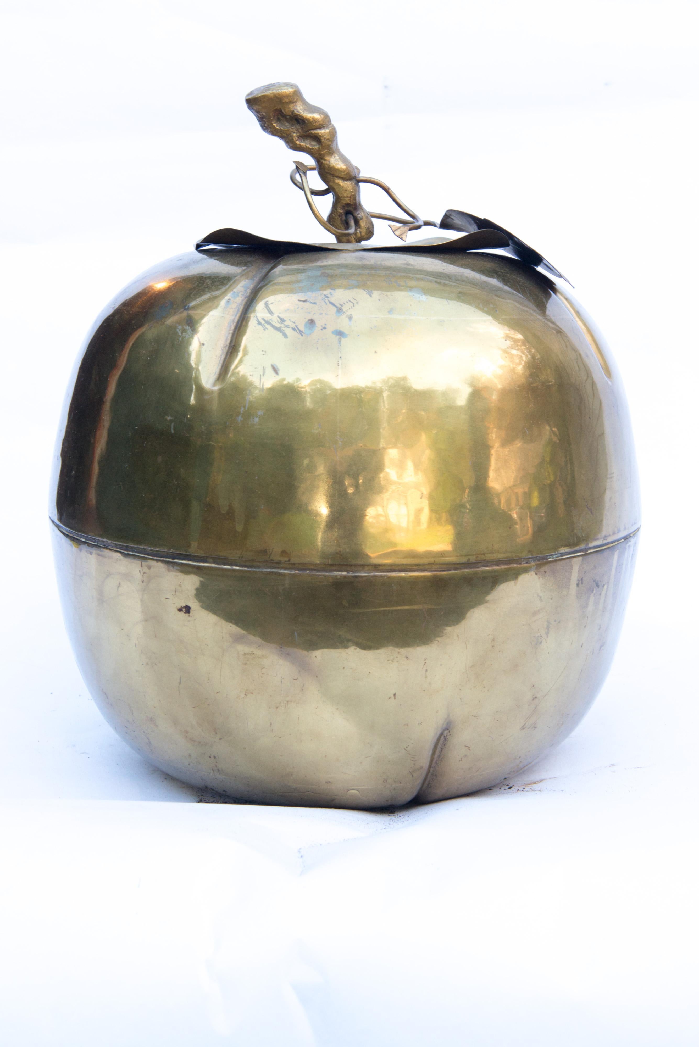 Large Brass Gourd Container In Good Condition For Sale In Stamford, CT