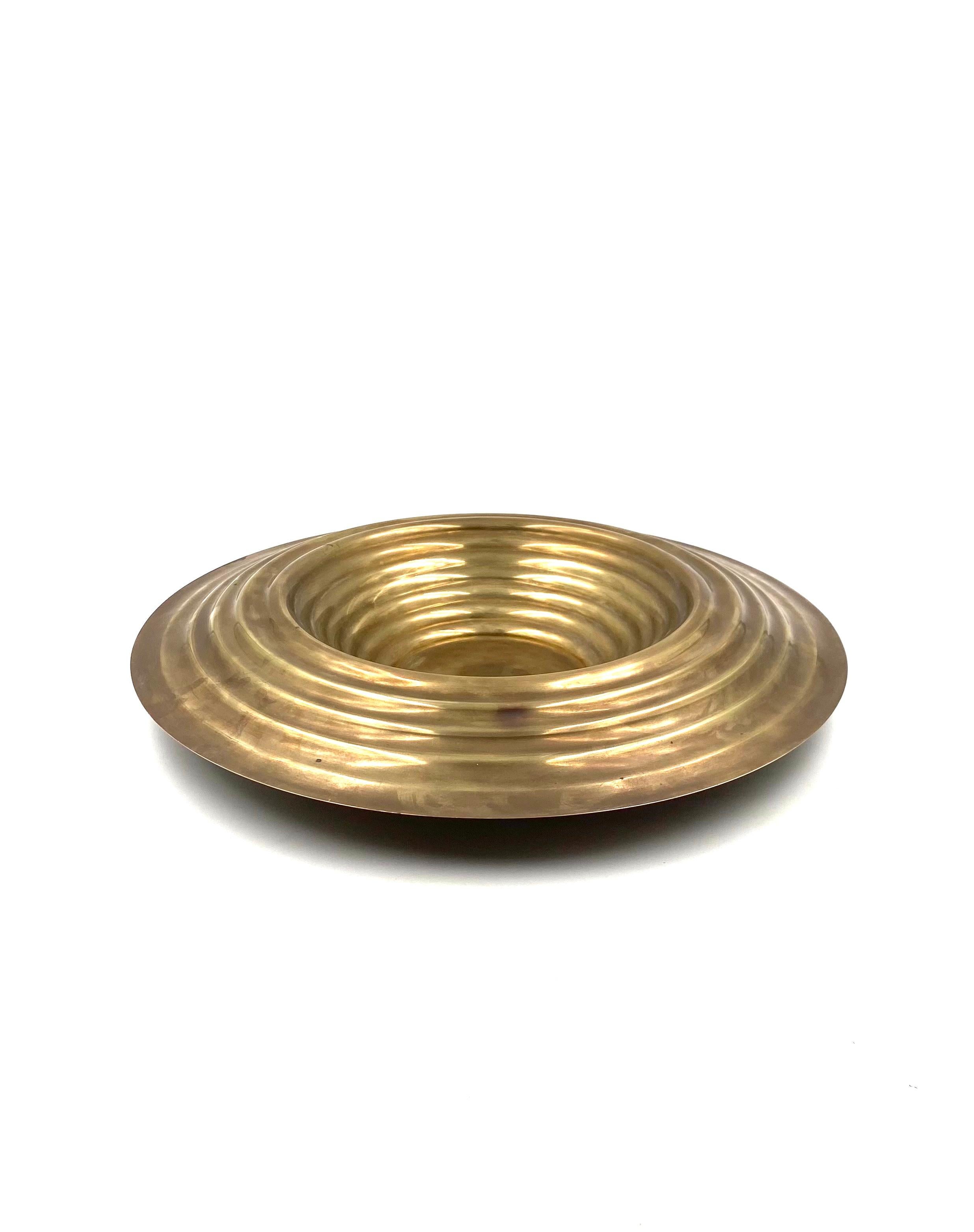 Large brass grooved centerpiece / vide poche, Italy 1970s For Sale 3