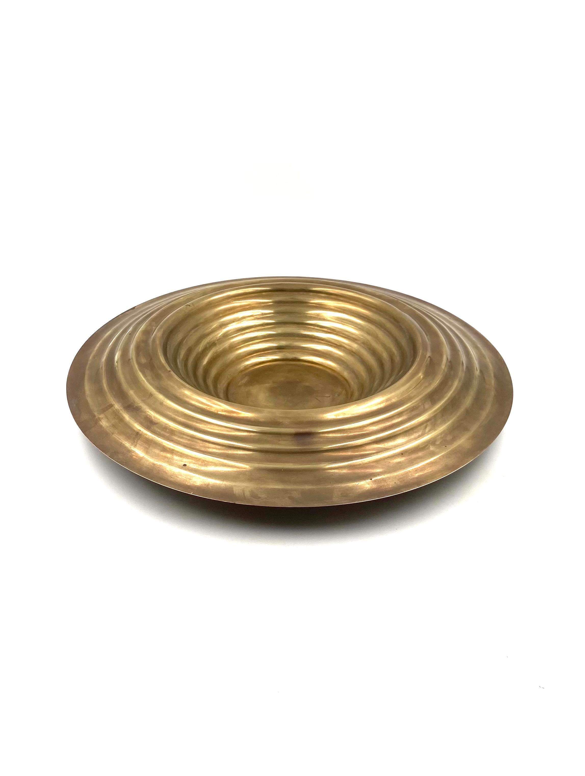 Large brass grooved centerpiece / vide poche, Italy 1970s For Sale 4
