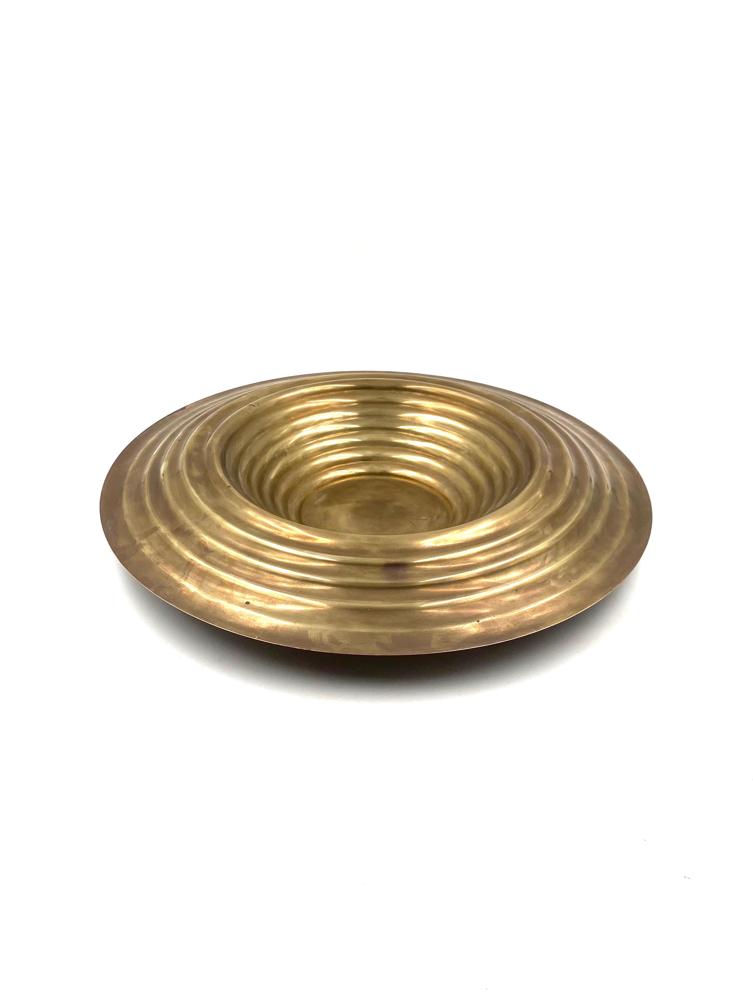 Large brass grooved centerpiece / vide poche, Italy 1970s For Sale 5