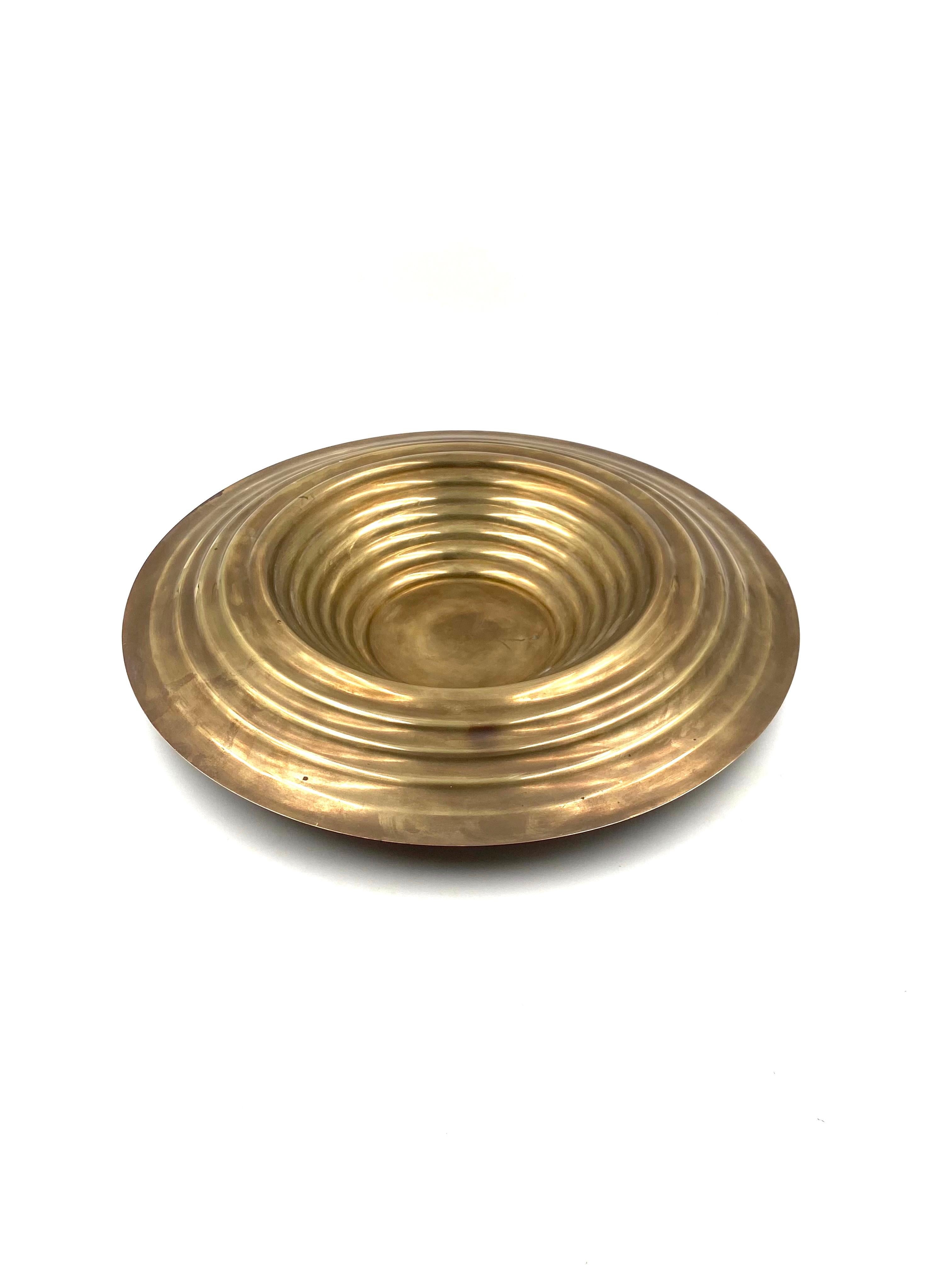 Large brass grooved centerpiece / vide poche, Italy 1970s For Sale 6