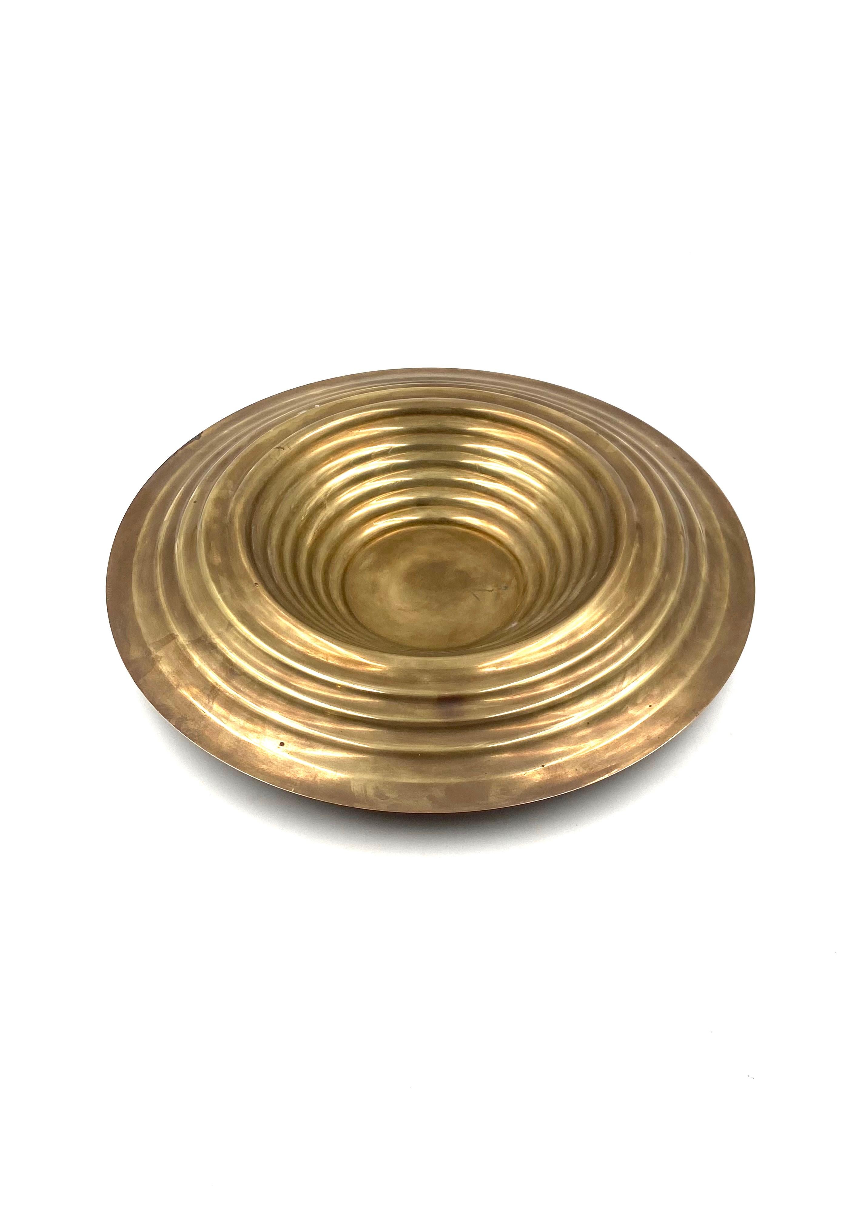 Large brass grooved centerpiece / vide poche, Italy 1970s For Sale 7