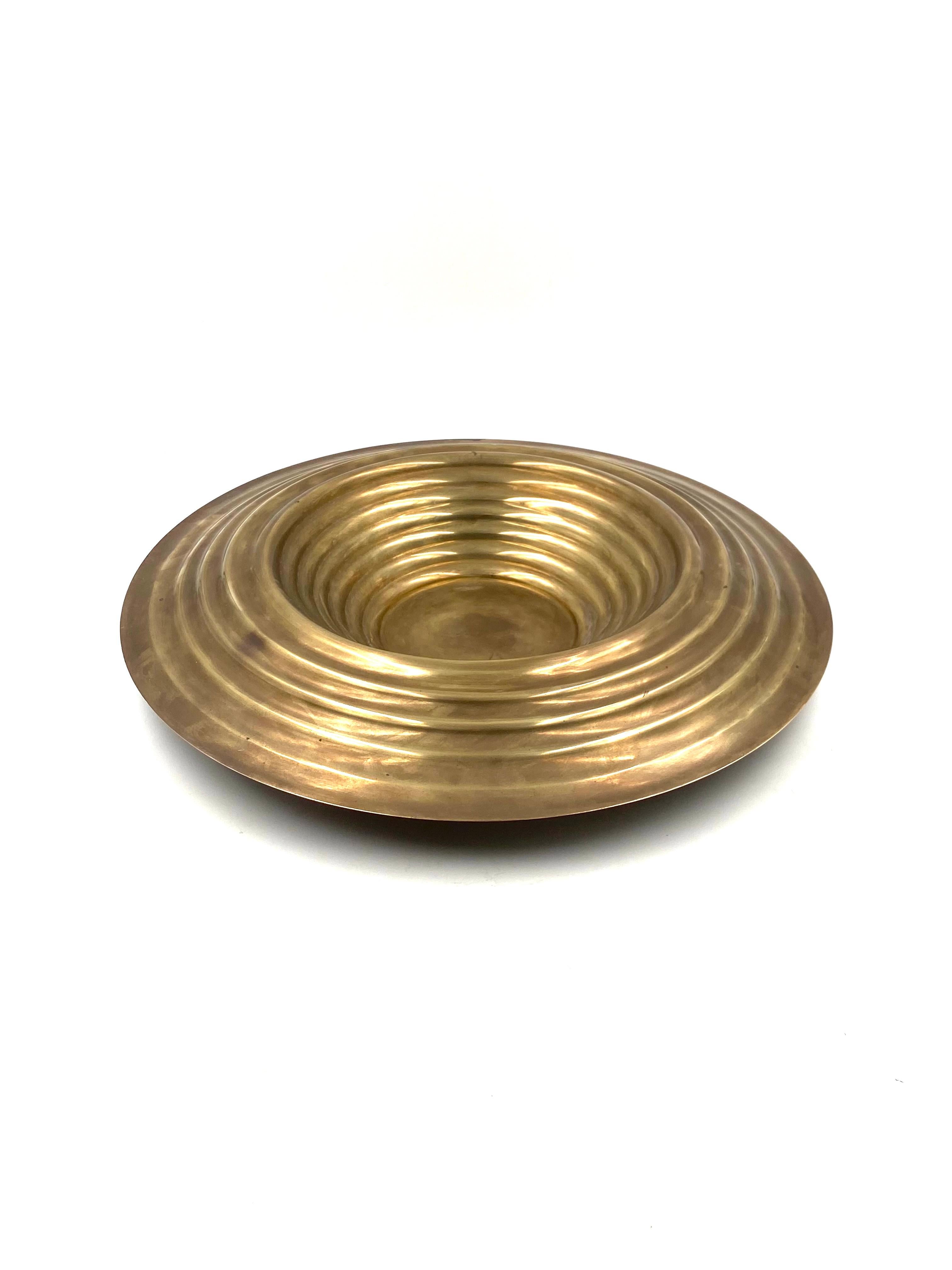 Large brass grooved centerpiece / vide poche, Italy 1970s For Sale 8