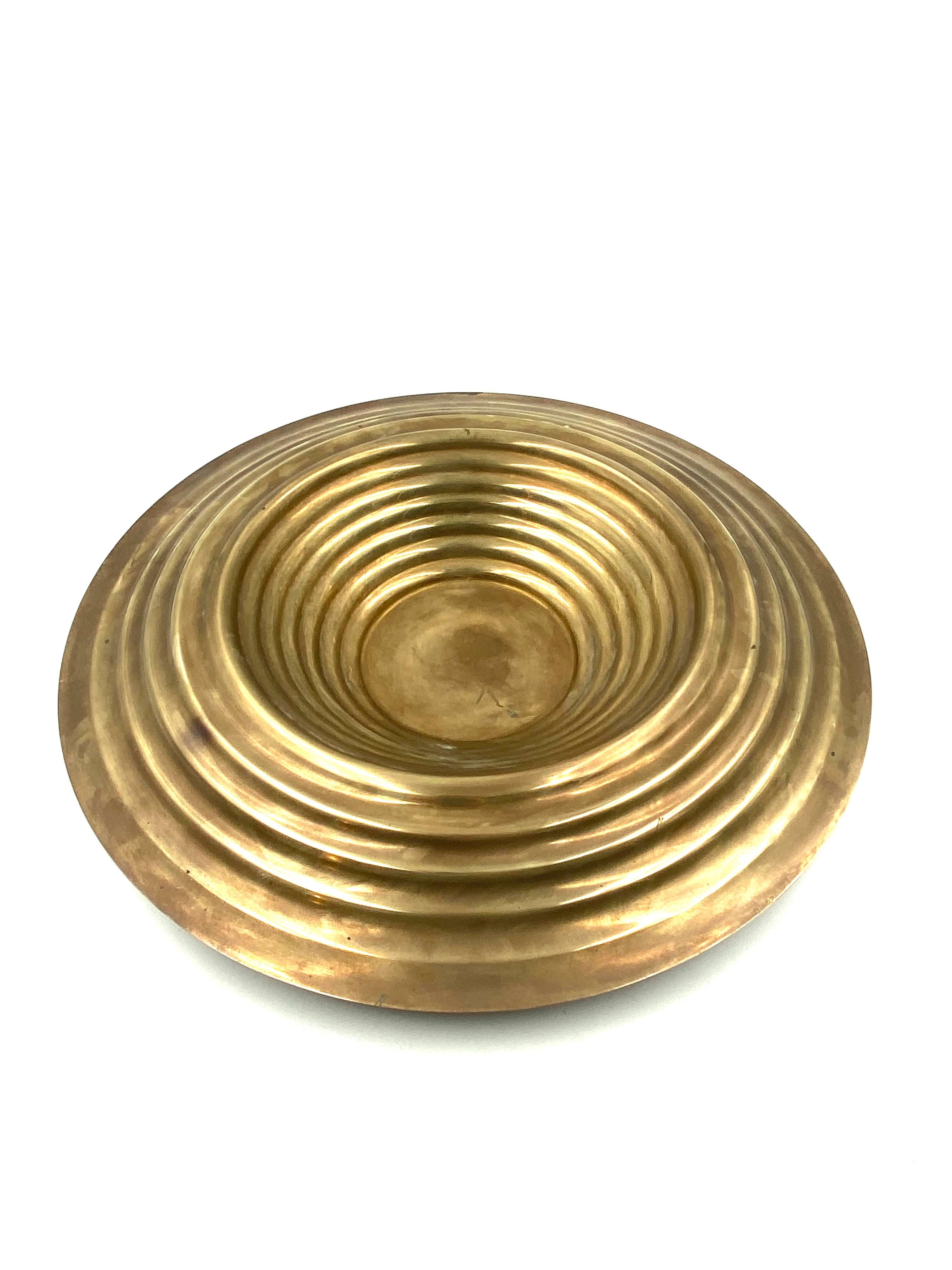Large brass grooved centerpiece / vide poche, Italy 1970s For Sale 10